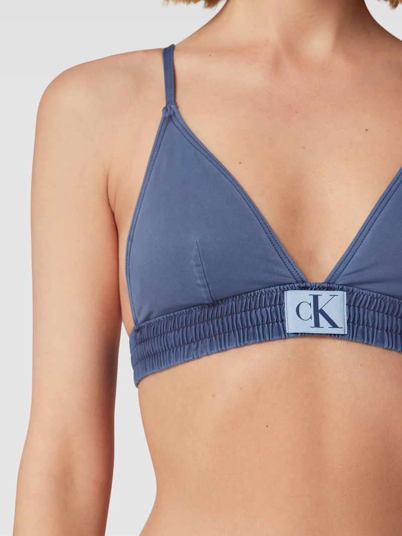 Bikini-Oberteil mit Label-Patch in hellblau