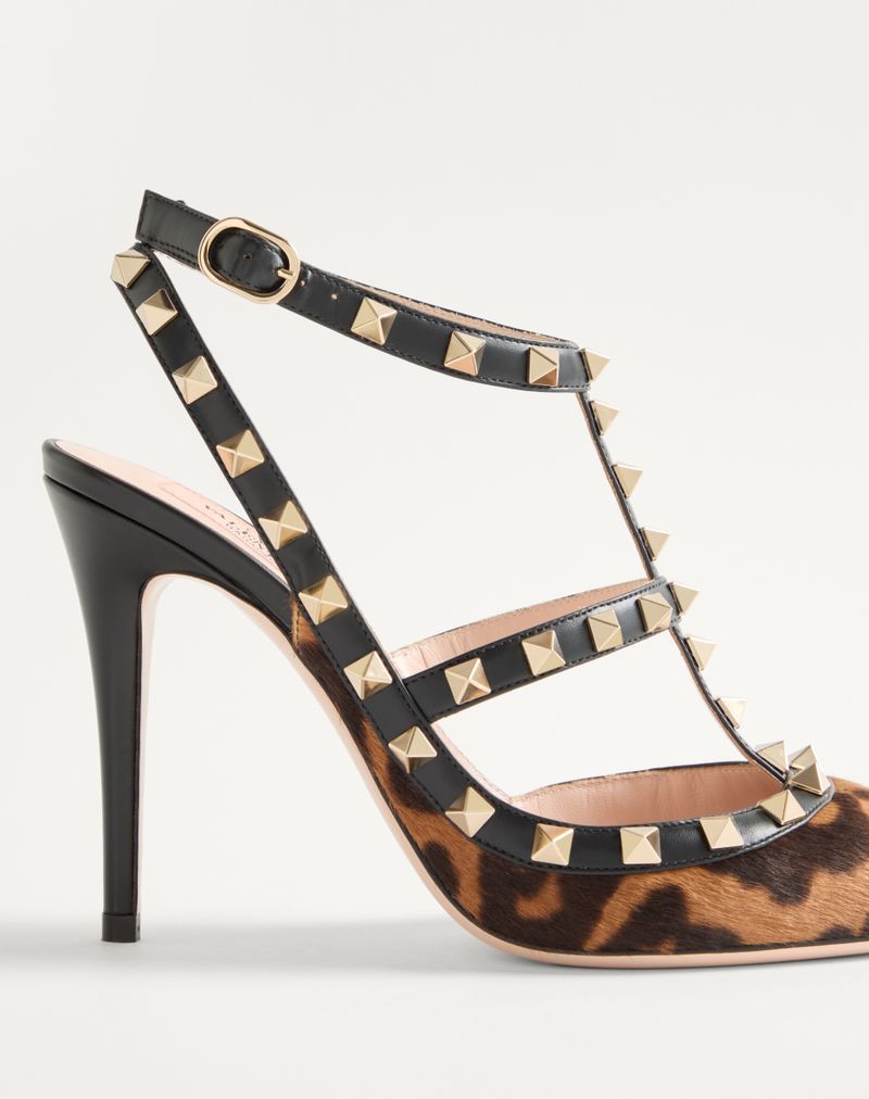 Sapatos de salto alto com tiras em couro de bezerro com efeito de pele de pônei e tachas Rockstud de 100 mm
