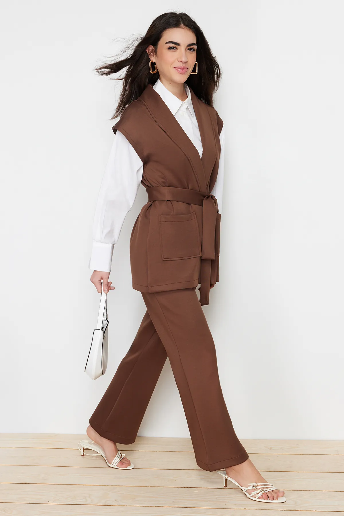 Trendyol Modest  Braunes Set aus gestricktem Oberteil und Unterteil aus Scuba mit Gürtel TCTSS24US00028