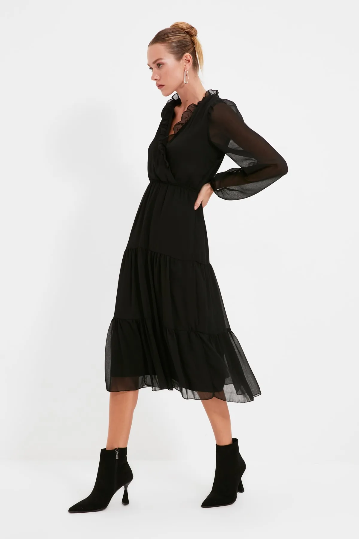 Trendyol Collection  Schwarzes, gefüttertes Midi-Webkleid mit V-Ausschnitt TWOAW21EL0164