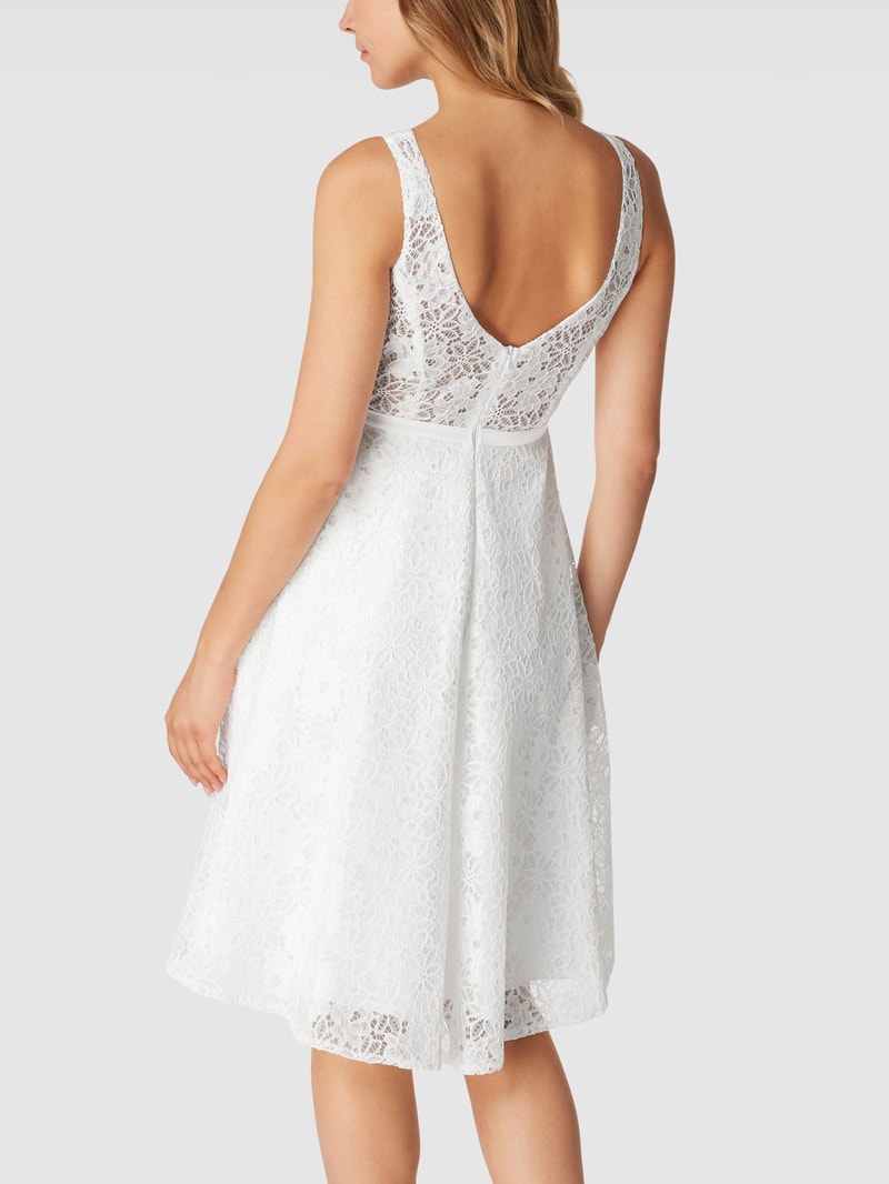 Brautkleid mit floraler Spitze in weiß
