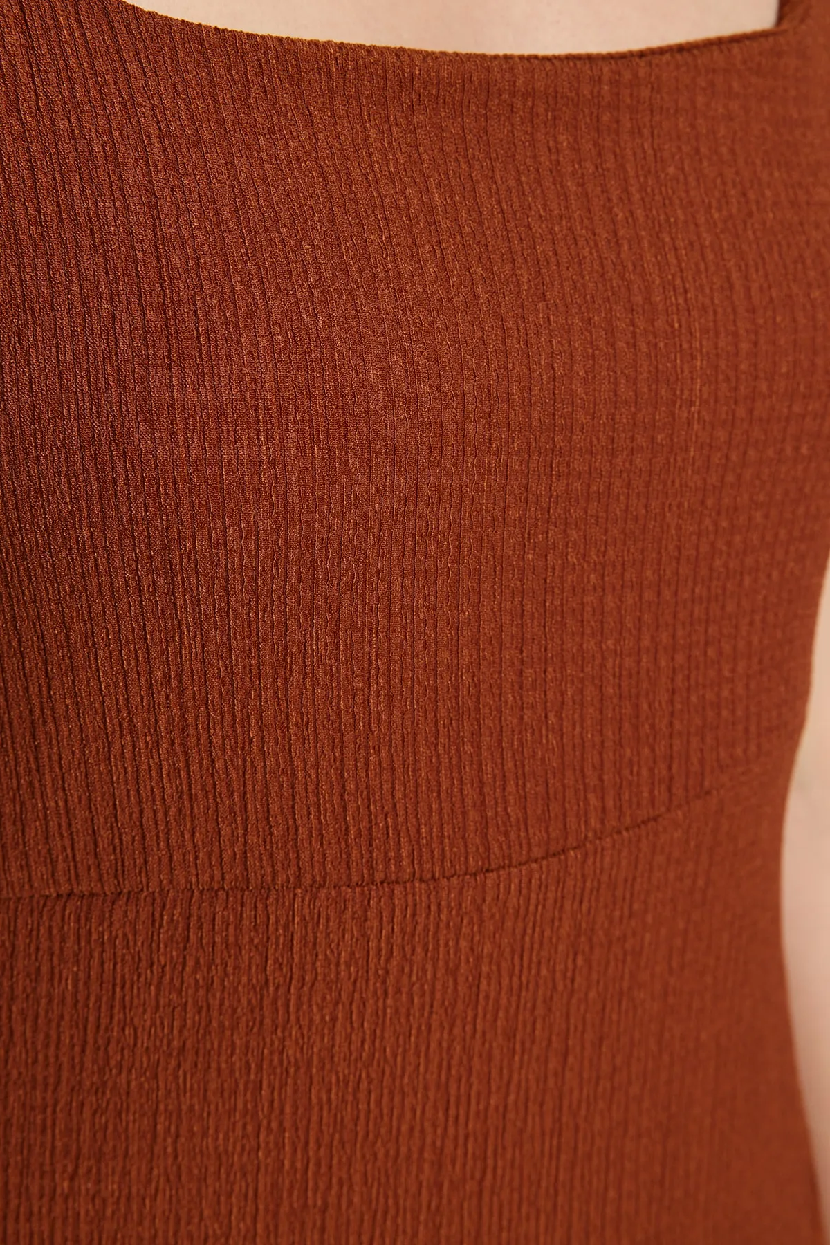 Trendyol Collection  Zimtfarbenes A-Linien-Strickkleid mit quadratischem Kragen, Ballonärmeln, Schlitz, Wickel-/strukturiertem Midi-Strickkleid TWOSS23EL01533