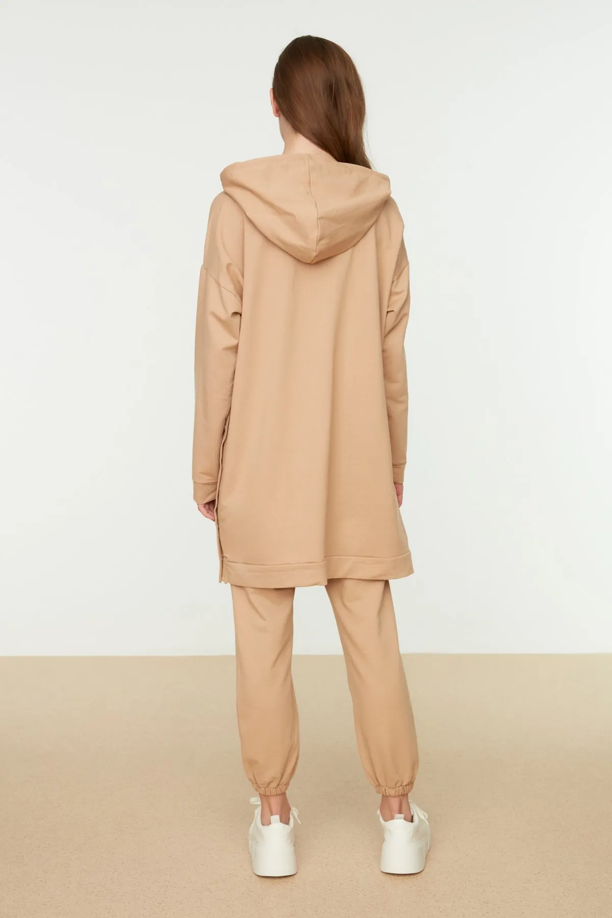 Trendyol Modest  Nerzfarbenes Jogger-Trainingsanzug-Set mit Kapuze und Kängurutasche und Druckknöpfen und detailliertem Detail TCTSS21EM0072