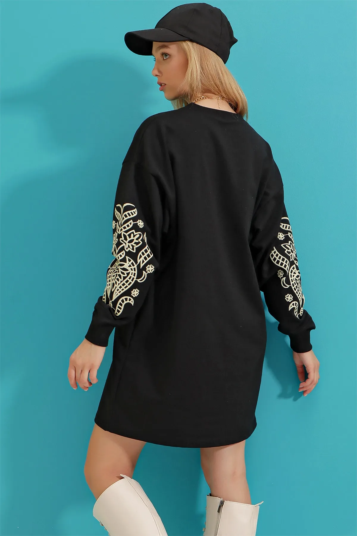 Trend Alaçatı Stili  Damen-Sweatkleid mit schwarzen Ärmeln und Stickerei-Print ALC-X3095