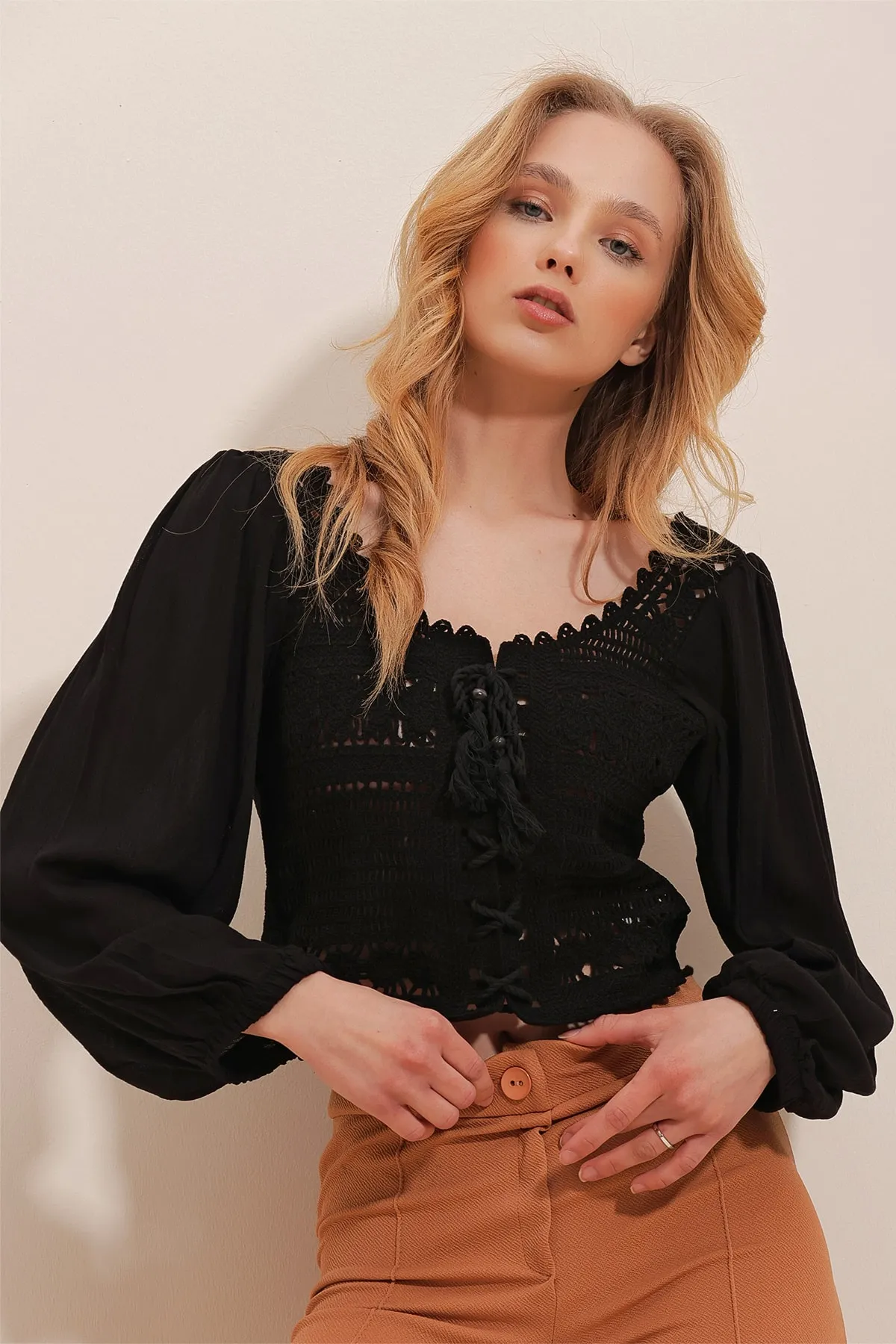 Trend Alaçatı Stili  Schwarze, gehäkelte, gewebte Crop-Bluse mit eckigem Ausschnitt für Damen in Schwarz, vorne gebunden, ALC-X10028