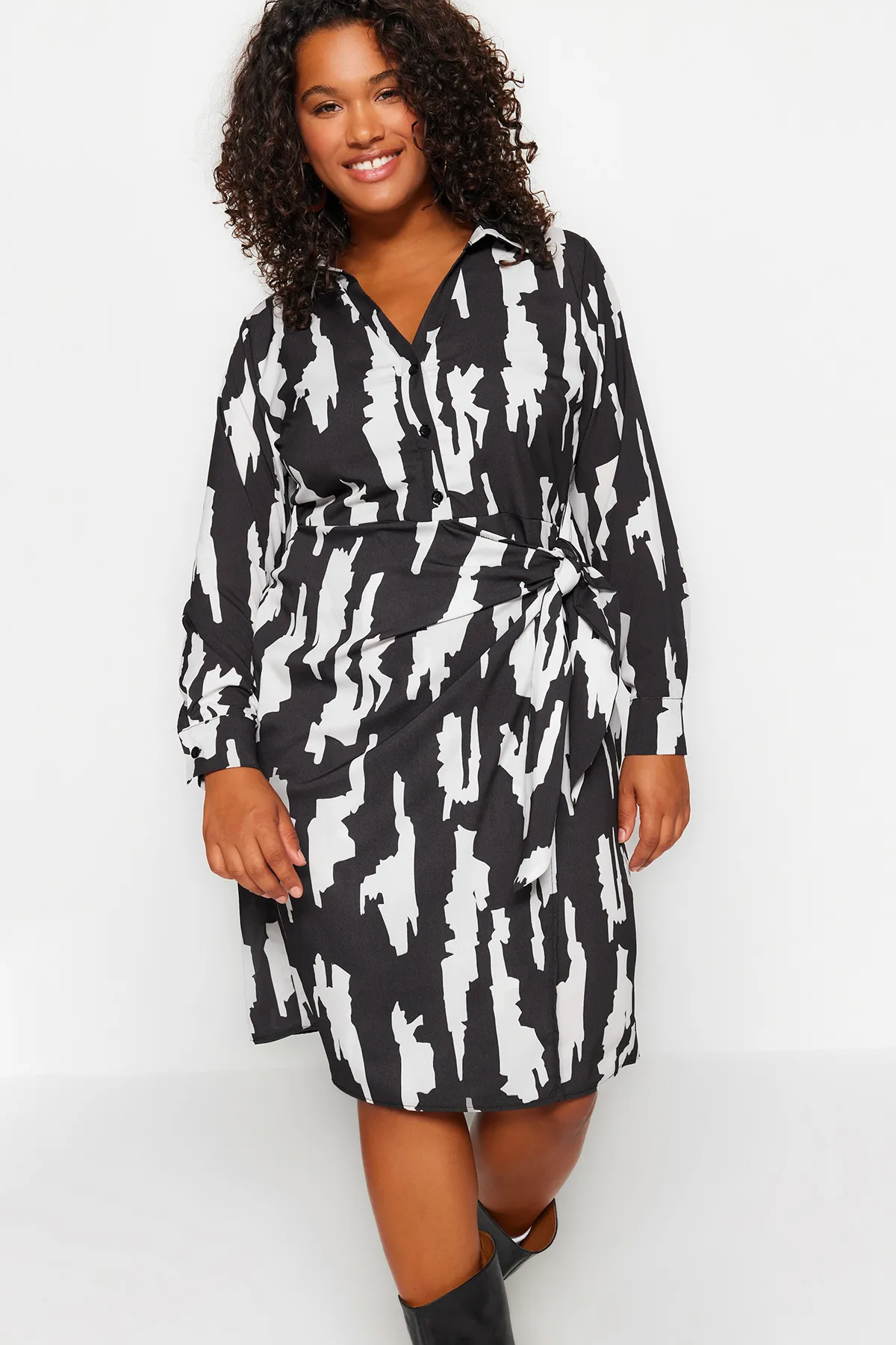 Trendyol Curve  Schwarz-weißes Midi-Webkleid mit Wickelbindung und Details TBBAW24AH00047