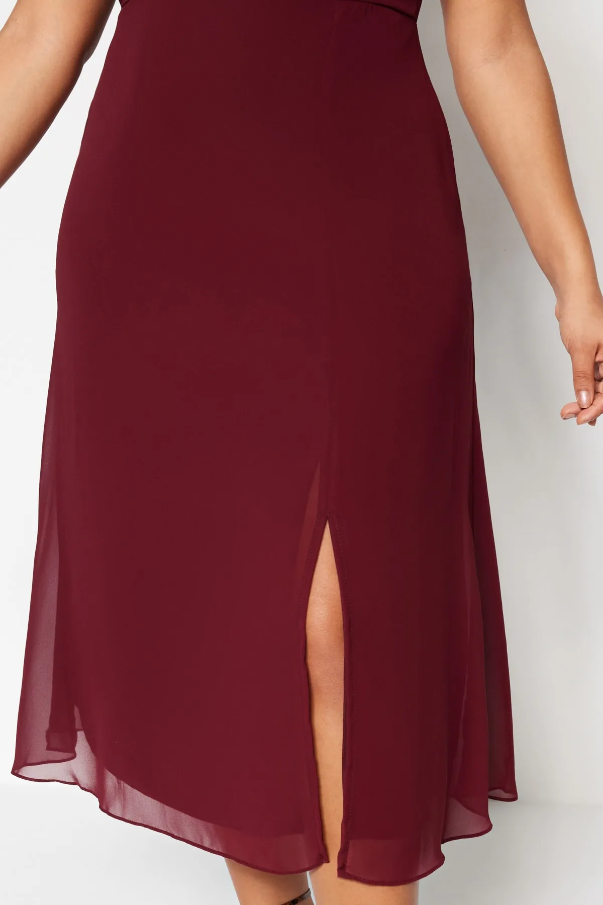 Trendyol Curve  Burgunderrotes gewebtes Kleid mit Schlitz TBBSS22AH0012