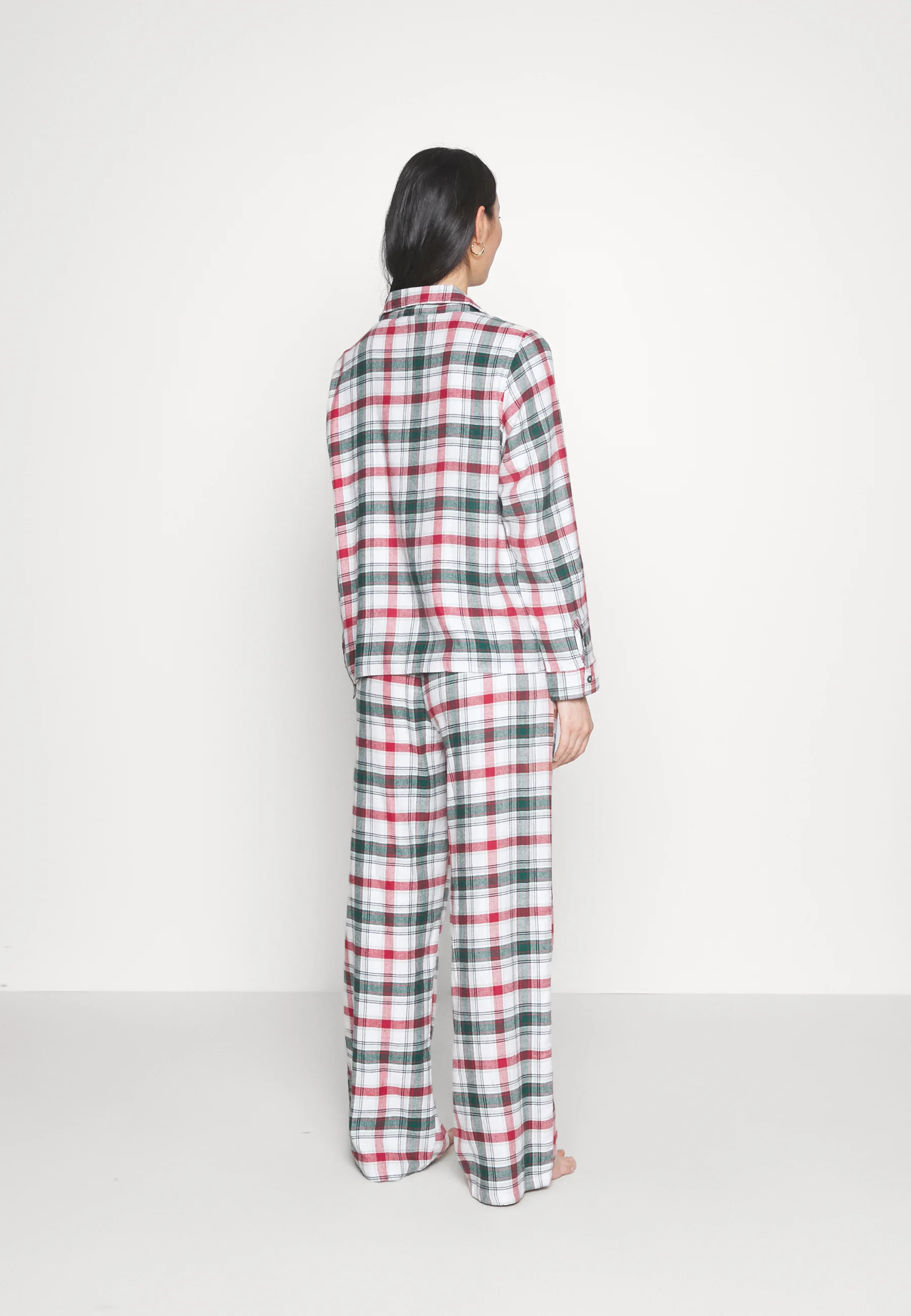 Pijama de algodón con camisa y pantalón ancho.