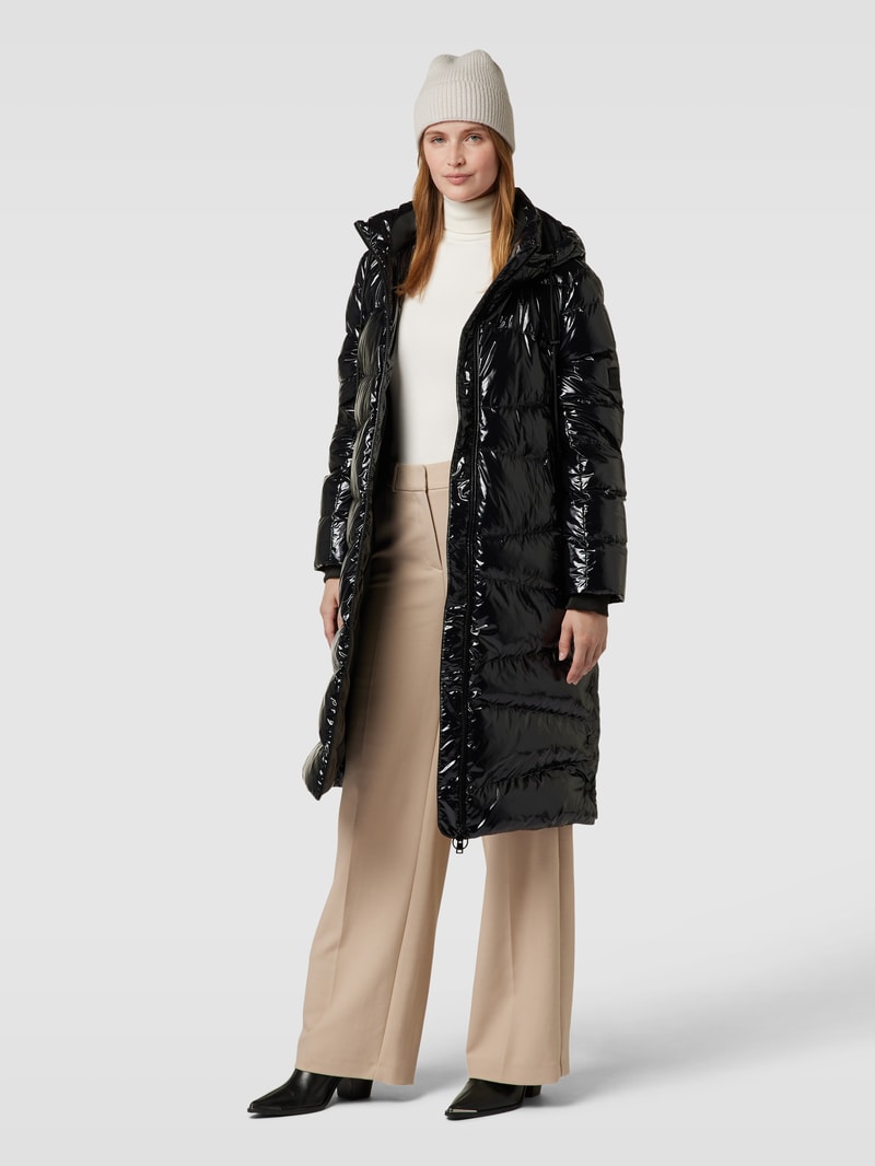 Daunenmantel mit Label-Patch in schwarz