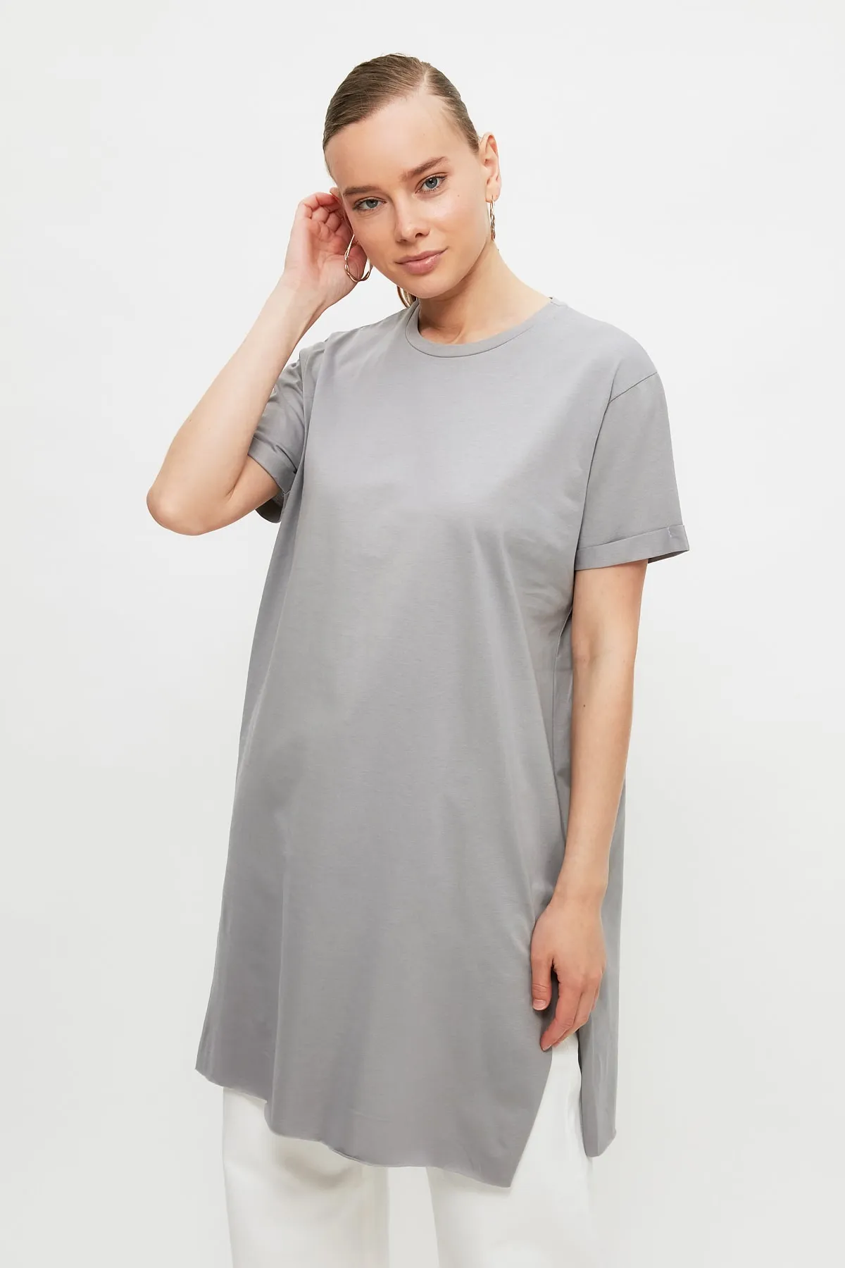 Trendyol Modest  Graues Basic-Kurzarm-Single-Jersey-T-Shirt mit Schlitz aus 100 % Baumwolle TCTSS21TN0056
