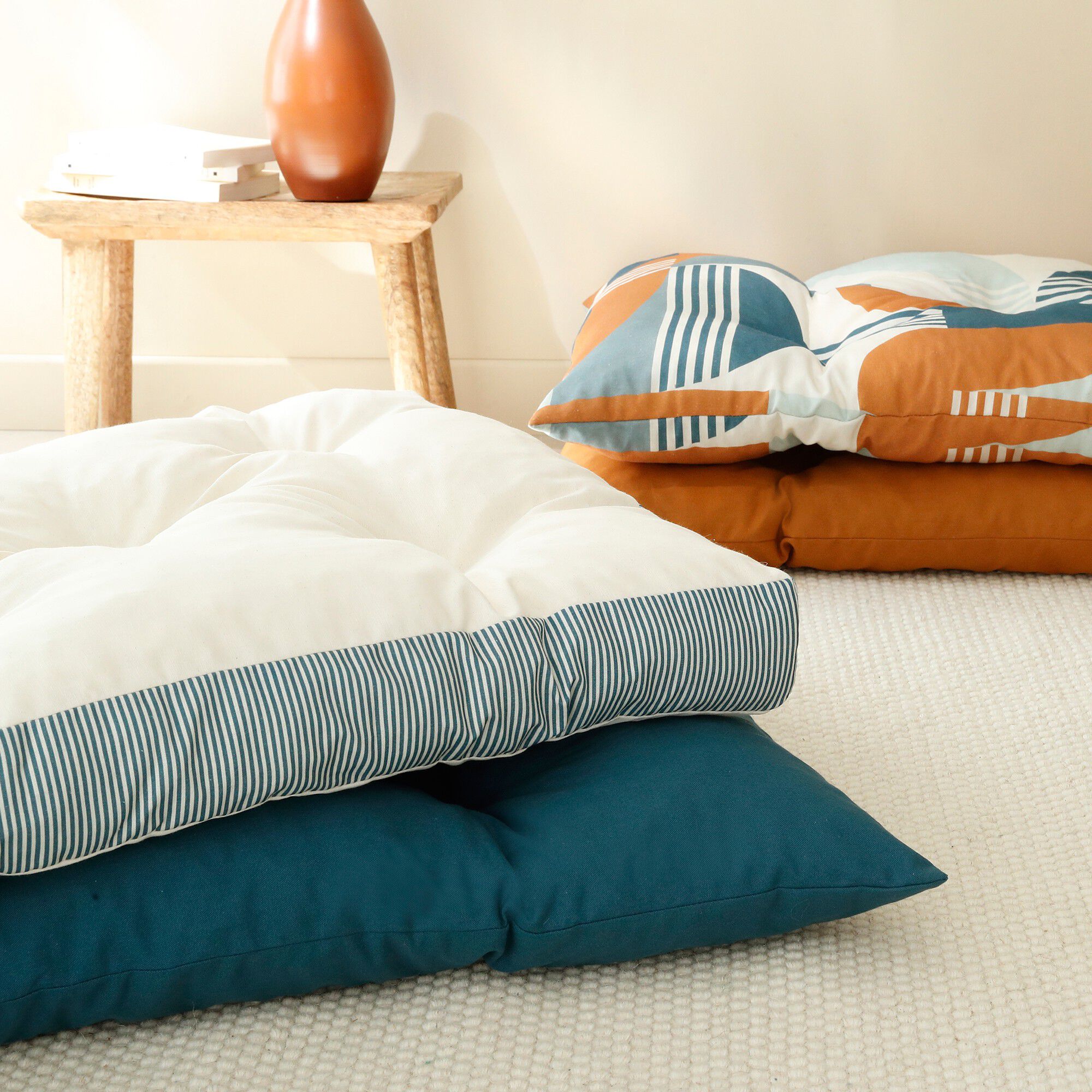 Long coussin de sol uni avec détail rayé
