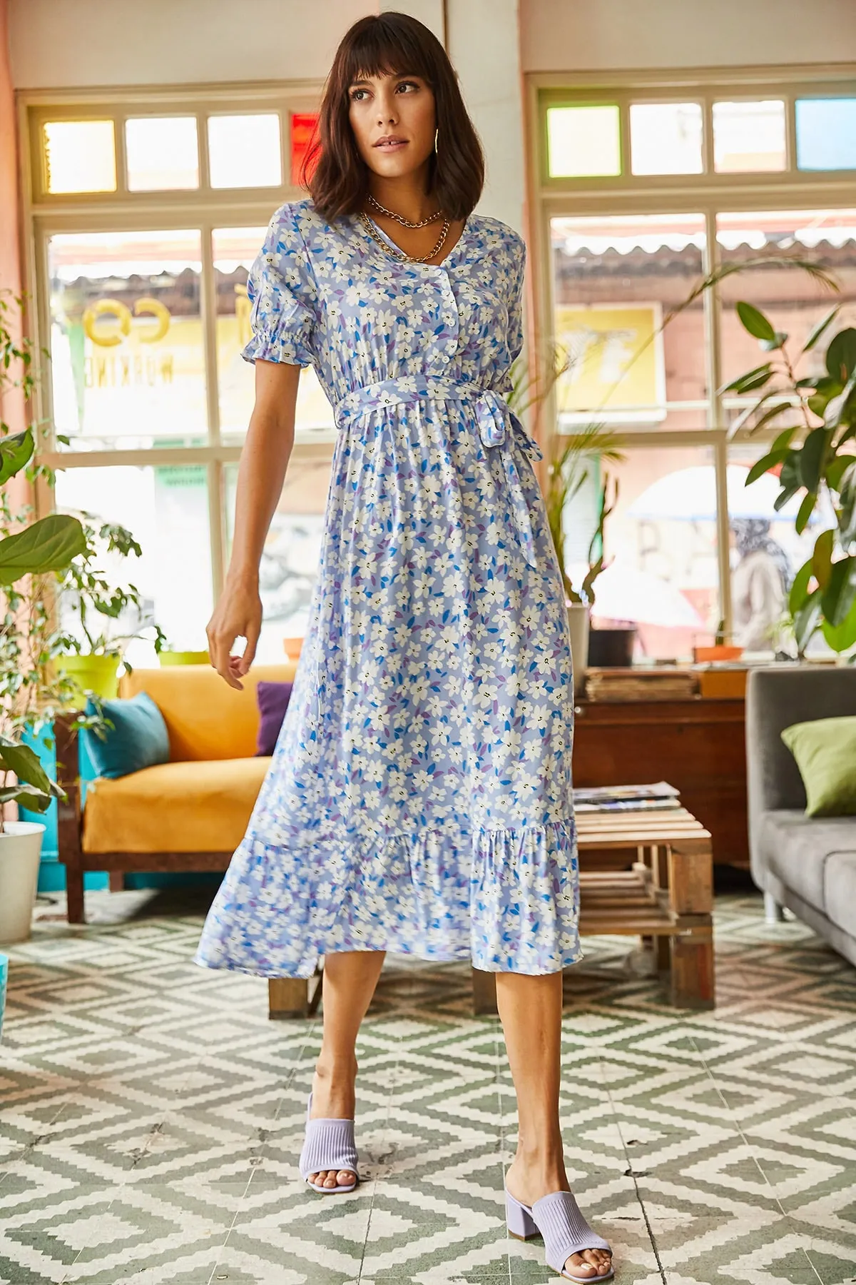 Olalook  Indigofarbenes Damenkleid aus gewebter Viskose mit Knöpfen und Gürtelärmeln ELB-19001524
