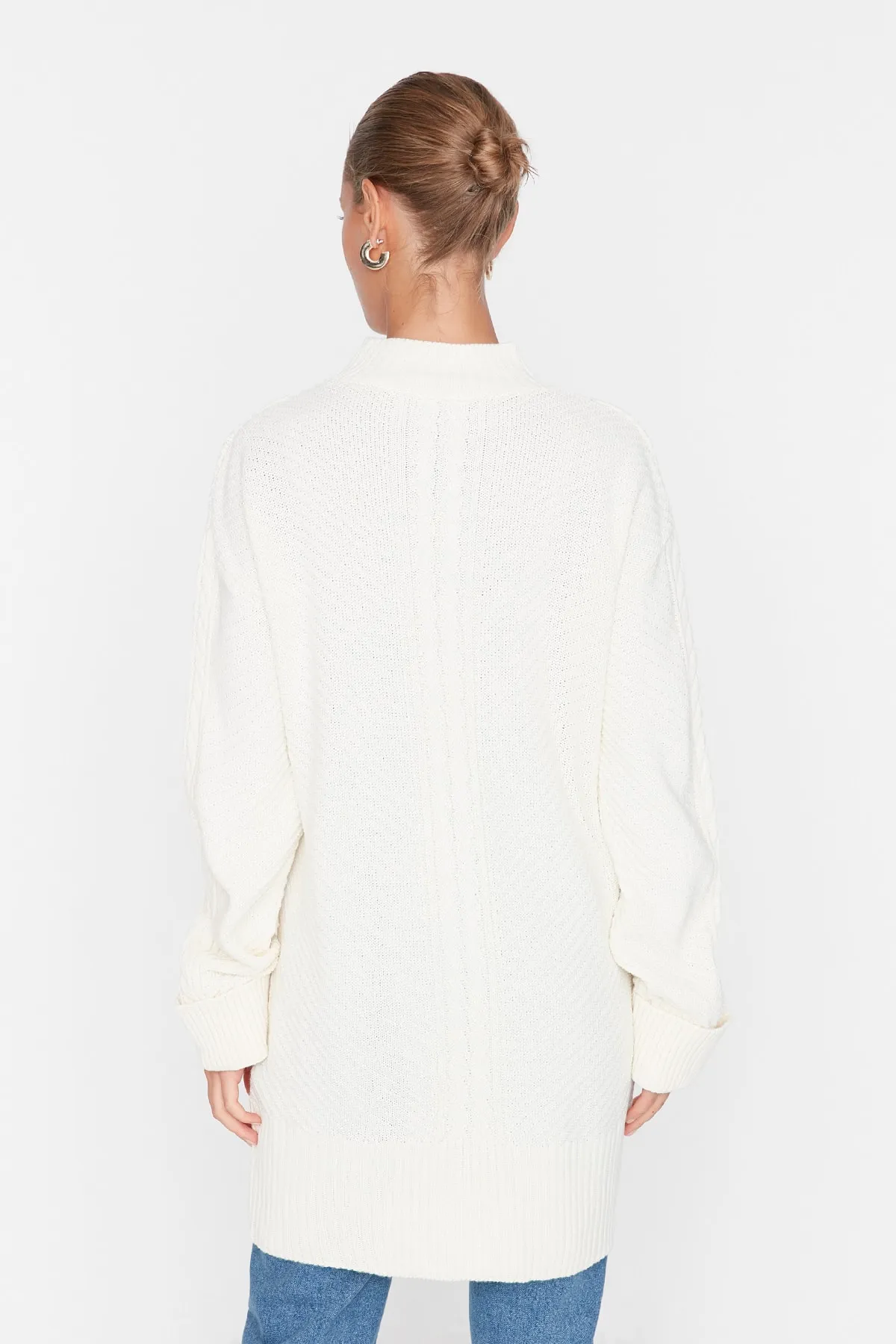 Trendyol Modest  Ecrufarbener Strickpullover mit Zopfmuster und detailliertem Muster TCTAW23KZ00071