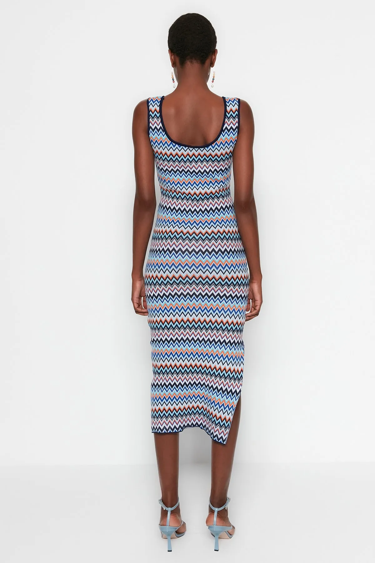 Trendyol Collection  Marineblaues Maxi-Strickkleid mit Farbblockmuster TWOSS23EL00678