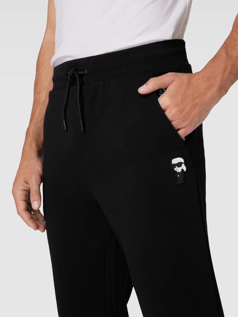Jogpants mit Label-Patch in schwarz