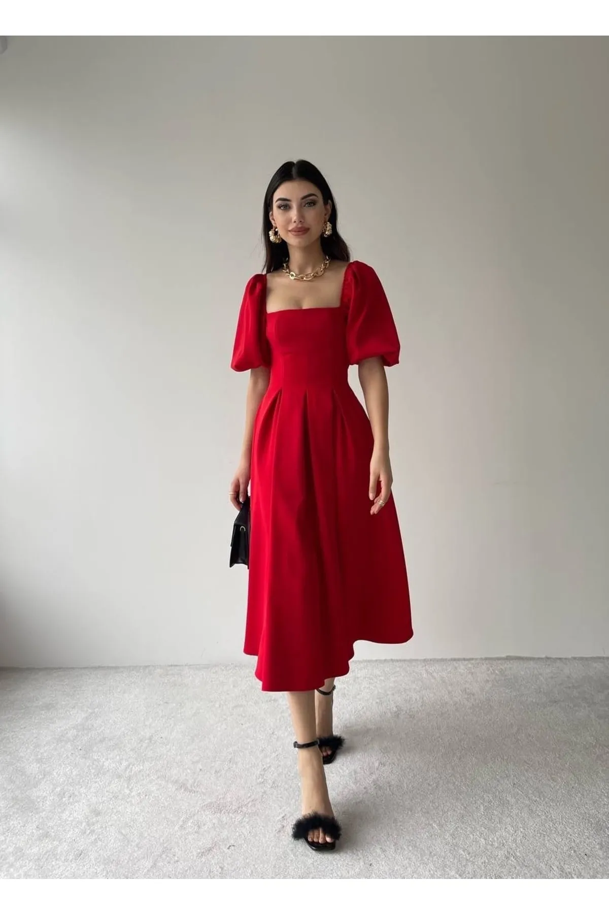 SONREİR  Kurzes, plissiertes langes Kleid mit Ballonärmeln und quadratischem Ausschnitt