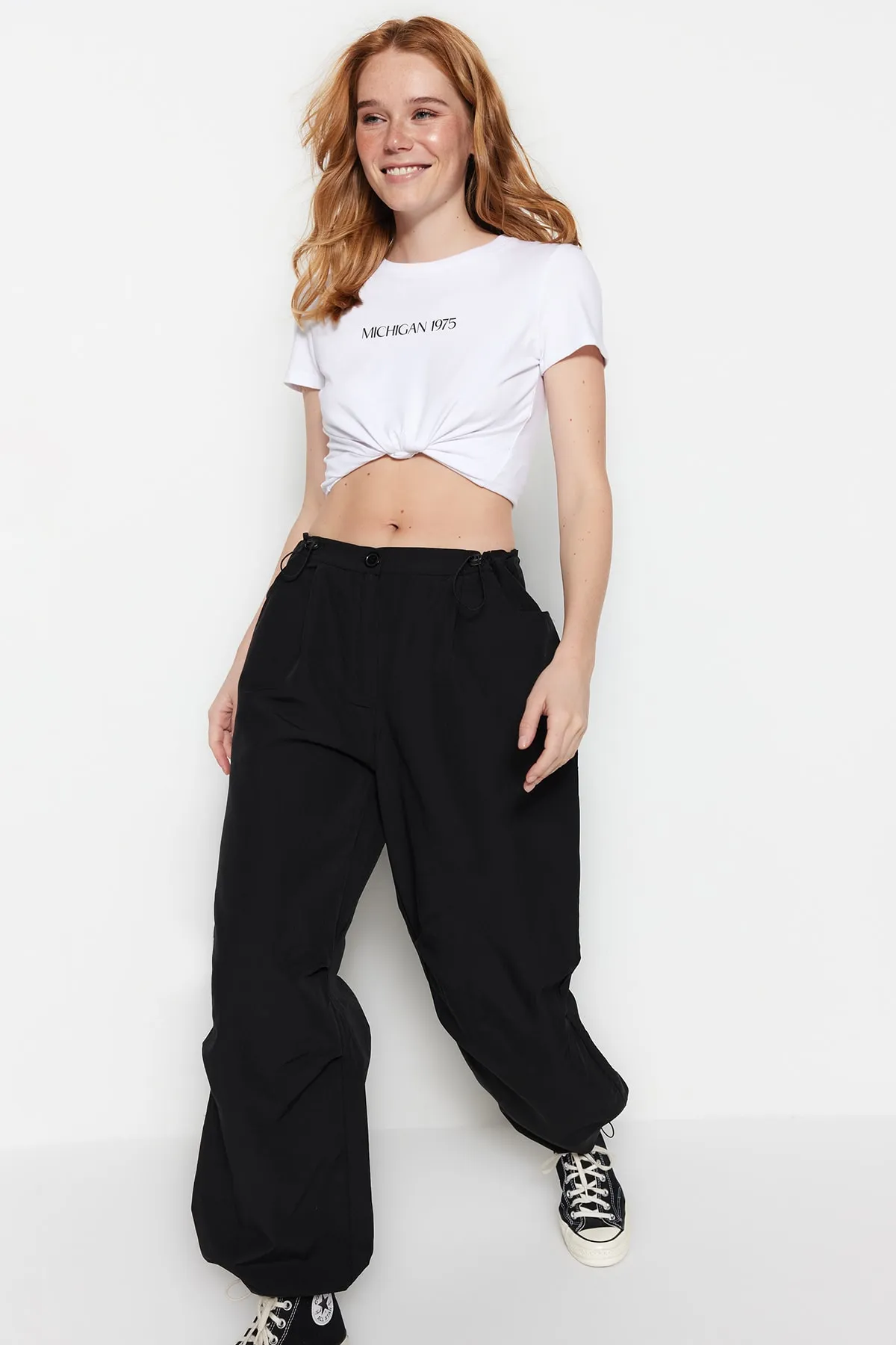 Trendyol Collection  Schwarze Jogger-Hose aus elastischem Webstoff mit normaler Taille TWOSS23PL00158