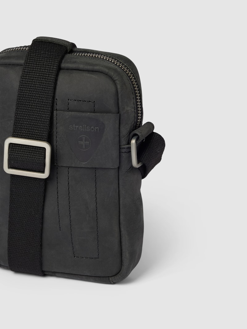 Umhängetasche aus Leder mit Label-Patch Modell 'richmond' in schwarz