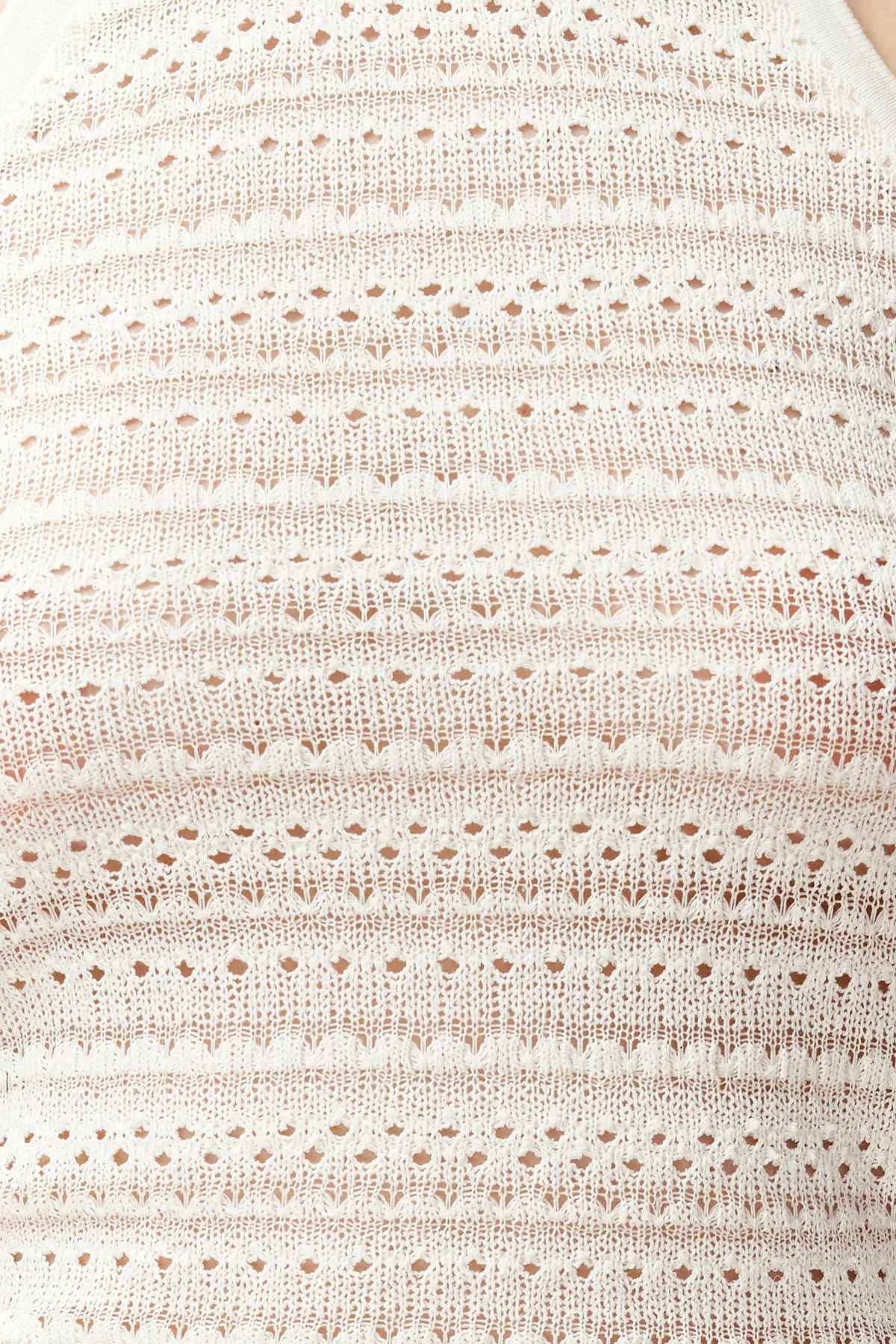 Trendyol Collection  Ecrufarbene Neckholder-Kurzbluse in Strickoptik TWOSS24BZ00450