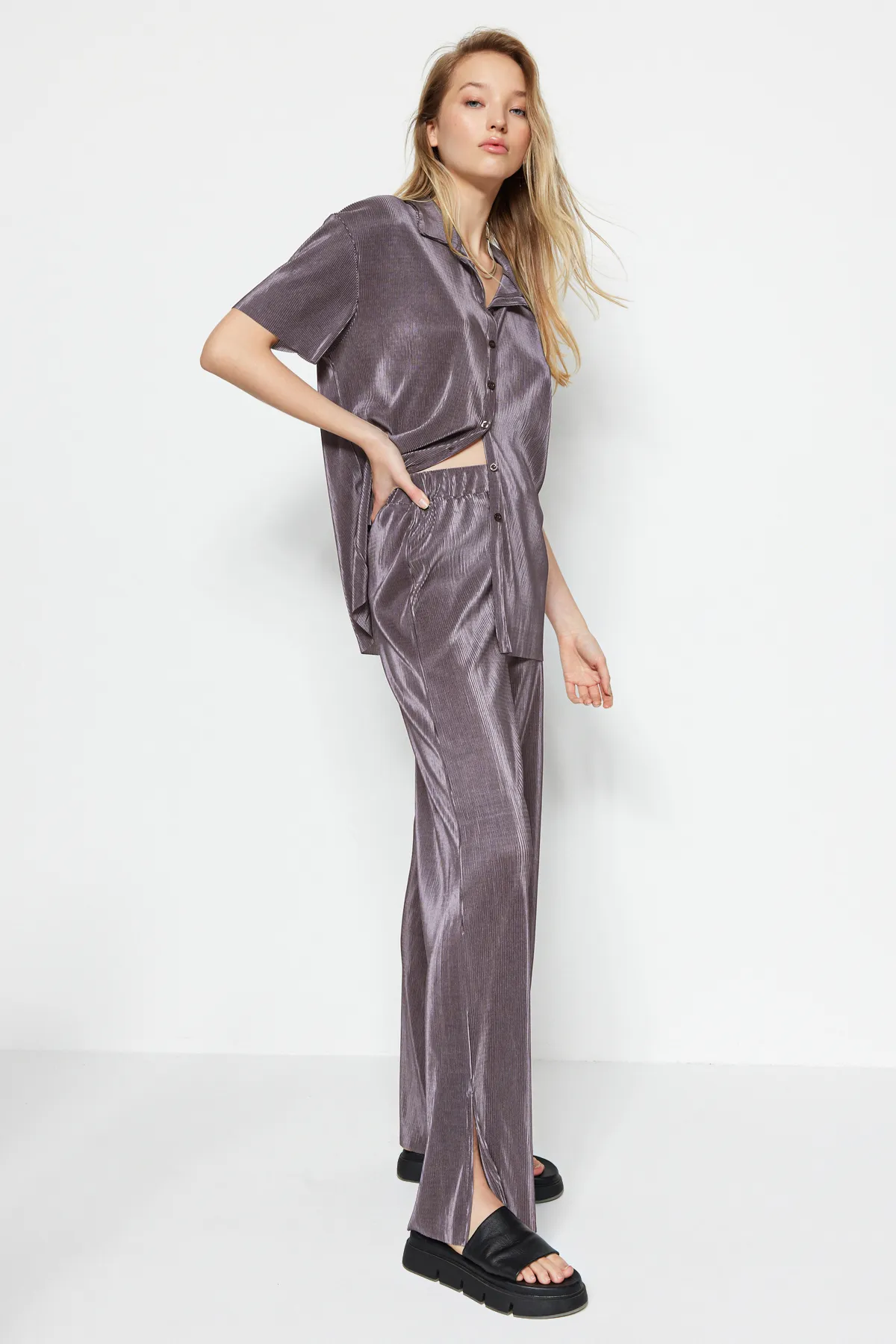 Trendyol Collection  Anthrazitfarbenes, weit geschnittenes Plissiertes Hemd und Hose aus Strickoberteil TWOSS23AU00021
