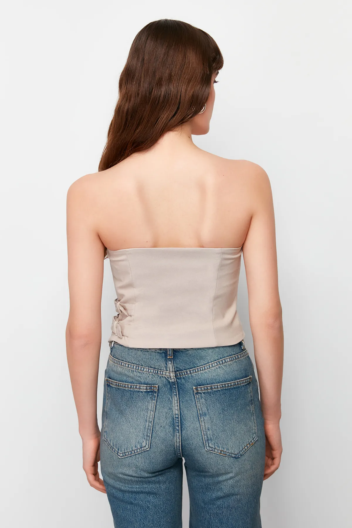 Trendyol Collection  Nerzfarbene, trägerlose, taillierte, gewebte Bluse mit Gürtelschnallendetail TWOSS24BZ00349