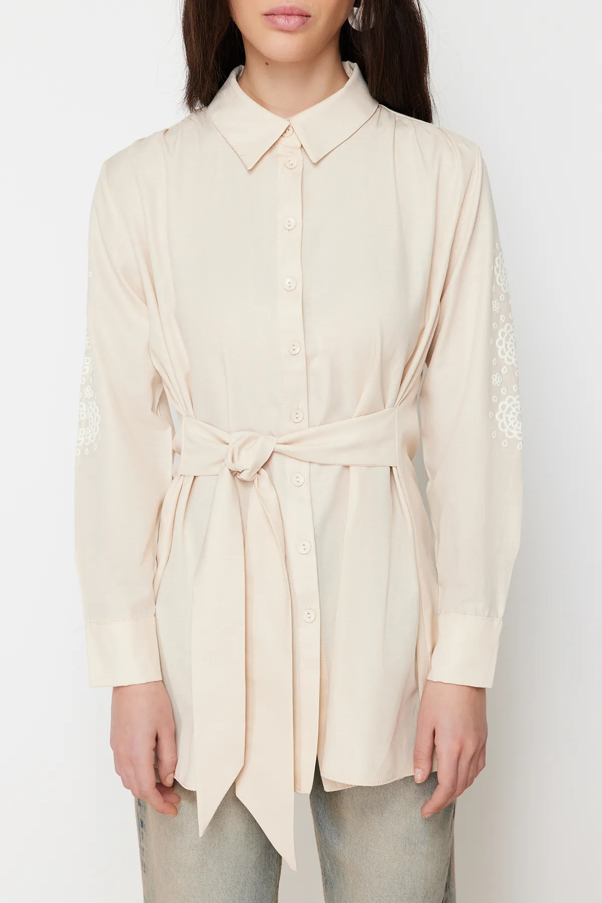 Trendyol Modest  Bedrucktes Baumwollhemd mit Gürtel und Steinärmeln und detailliertem Detail TCTSS24TG00038