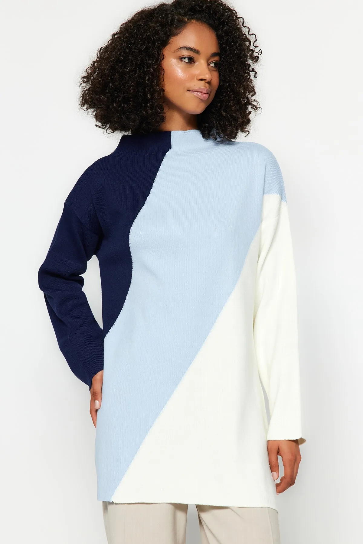 Trendyol Modest  Marineblauer Farbblock-Strickpullover mit hohem Kragen TCTAW24AK00006