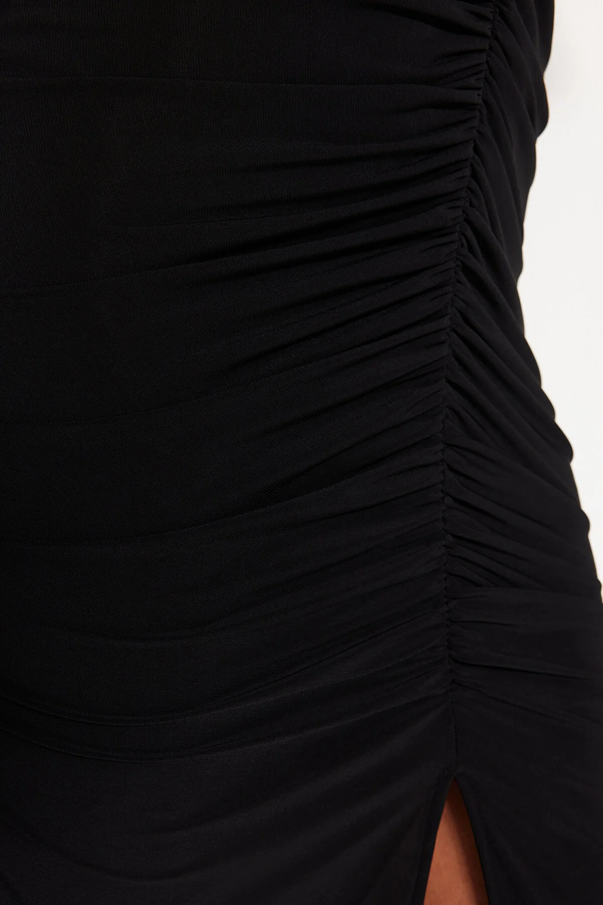 Trendyol Collection  Schwarzes tailliertes/figurbetontes Midi-Bleistiftkleid aus flexiblem Strick mit Raffung TWOSS23EL00751