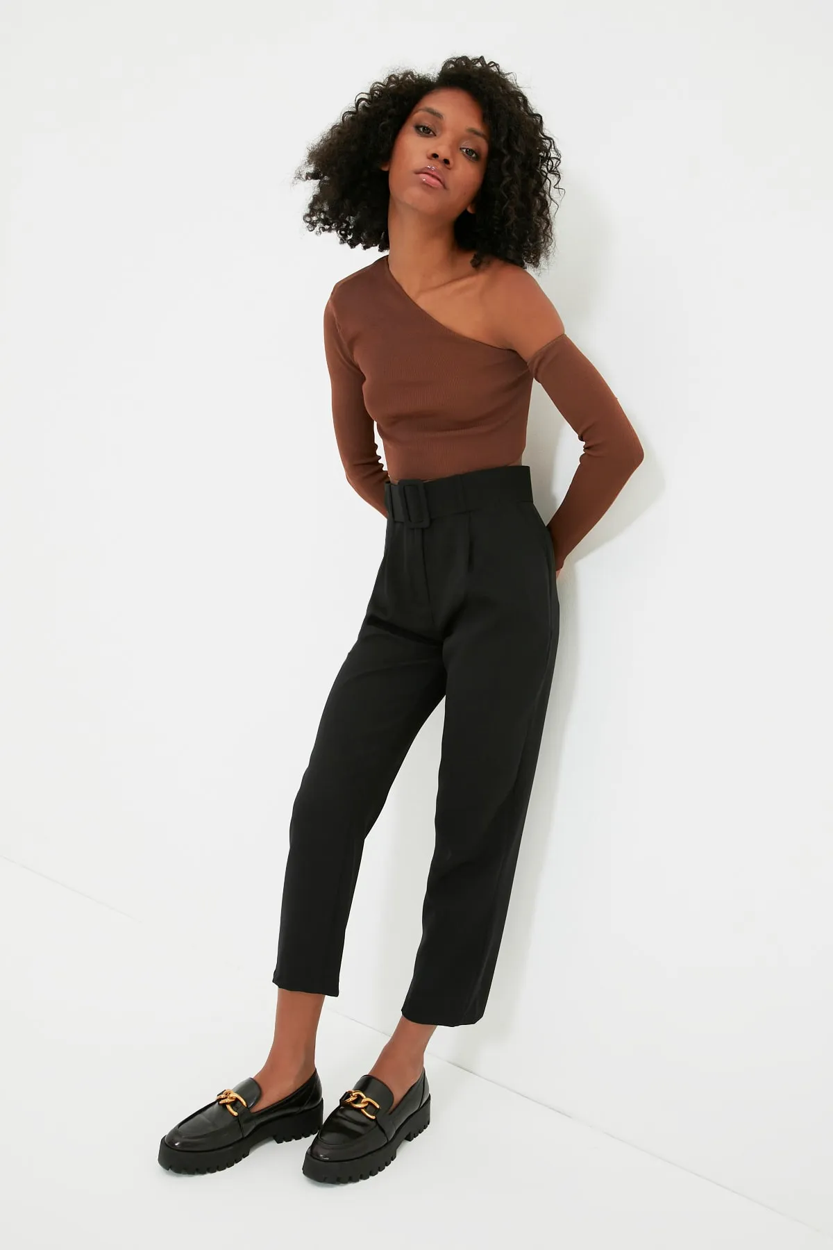 Trendyol Collection  Schwarze, gewebte Karottenhose mit Gürtel und Falten TWOSS19BB0468