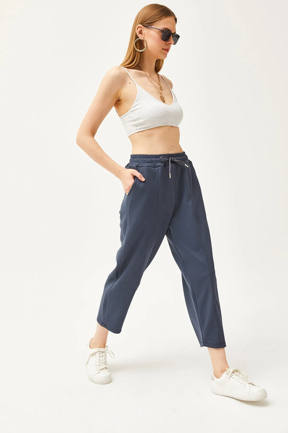 Olalook  Anthrazitfarbene, weich strukturierte Modal-Jogginghose für Damen mit Taschennähten EŞF-00000069
