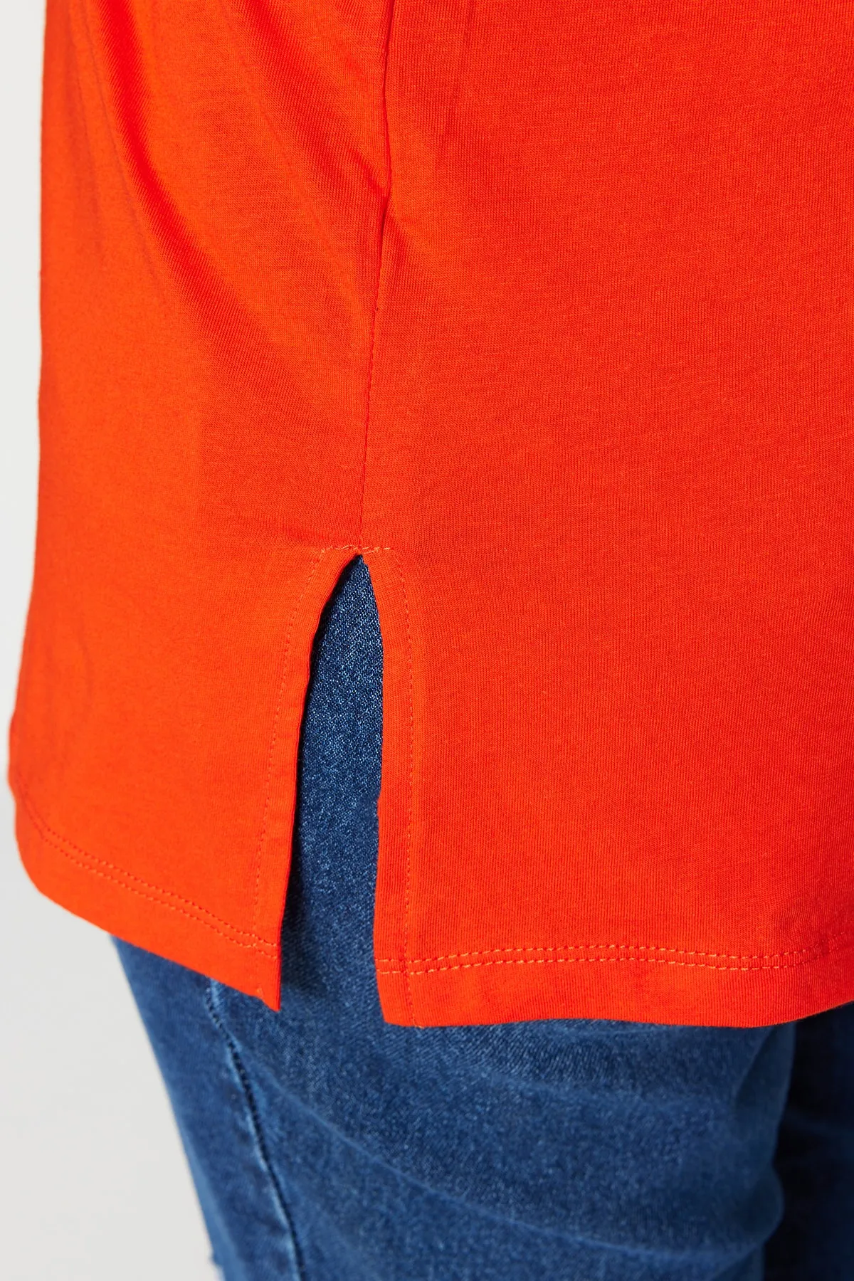 Trendyol Curve  Rotes Boyfriend-Strick-T-Shirt mit Rundhalsausschnitt und Schlitz TBBSS22BF0031