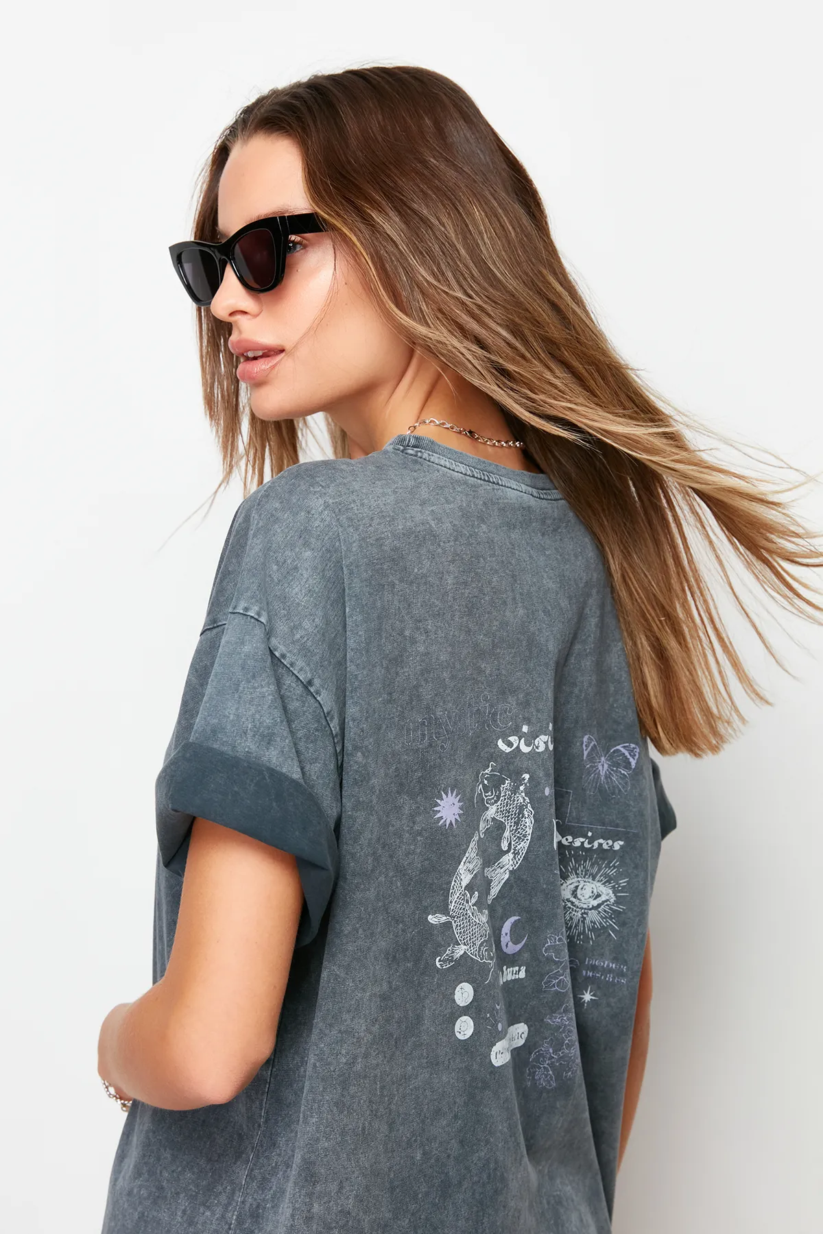 Trendyol Collection  Anthrazitfarbenes Boyfriend-Strick-T-Shirt aus 100 % Baumwolle mit verblasstem Effekt auf der Rückseite und Rundhalsausschnitt TWOSS23TS00109