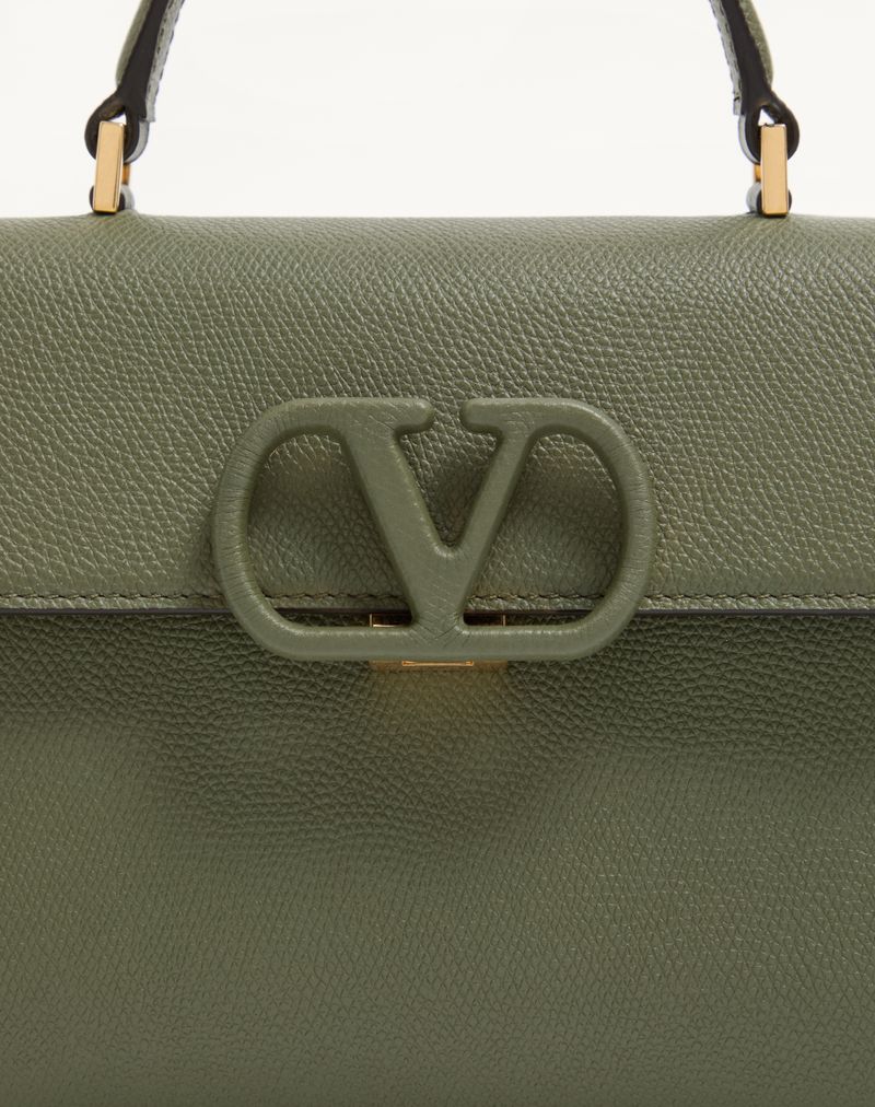 Bolsa Valentino Garavani Vsling pequena em couro de bezerro granulado.