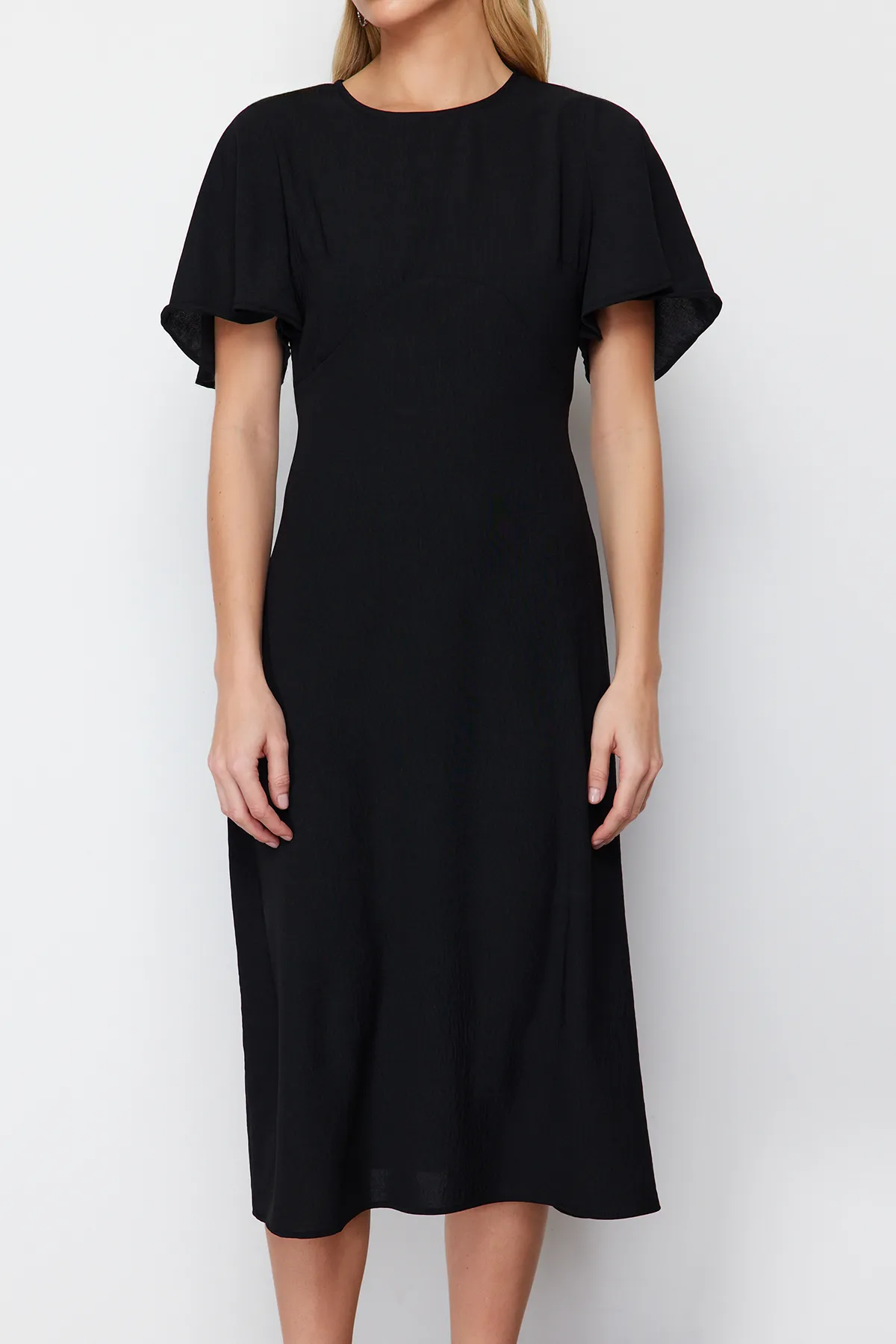 Trendyol Collection  Schwarzes A-Linien-Midikleid aus Webstoff mit Rundhalsausschnitt auf der Rückseite und Knopfdetail TWOSS24EL00738