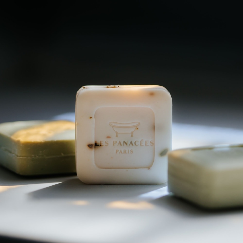 les panacées Savon doux solide A l'ombre des Cyprès format VOYAGE (25g) savon doux solide