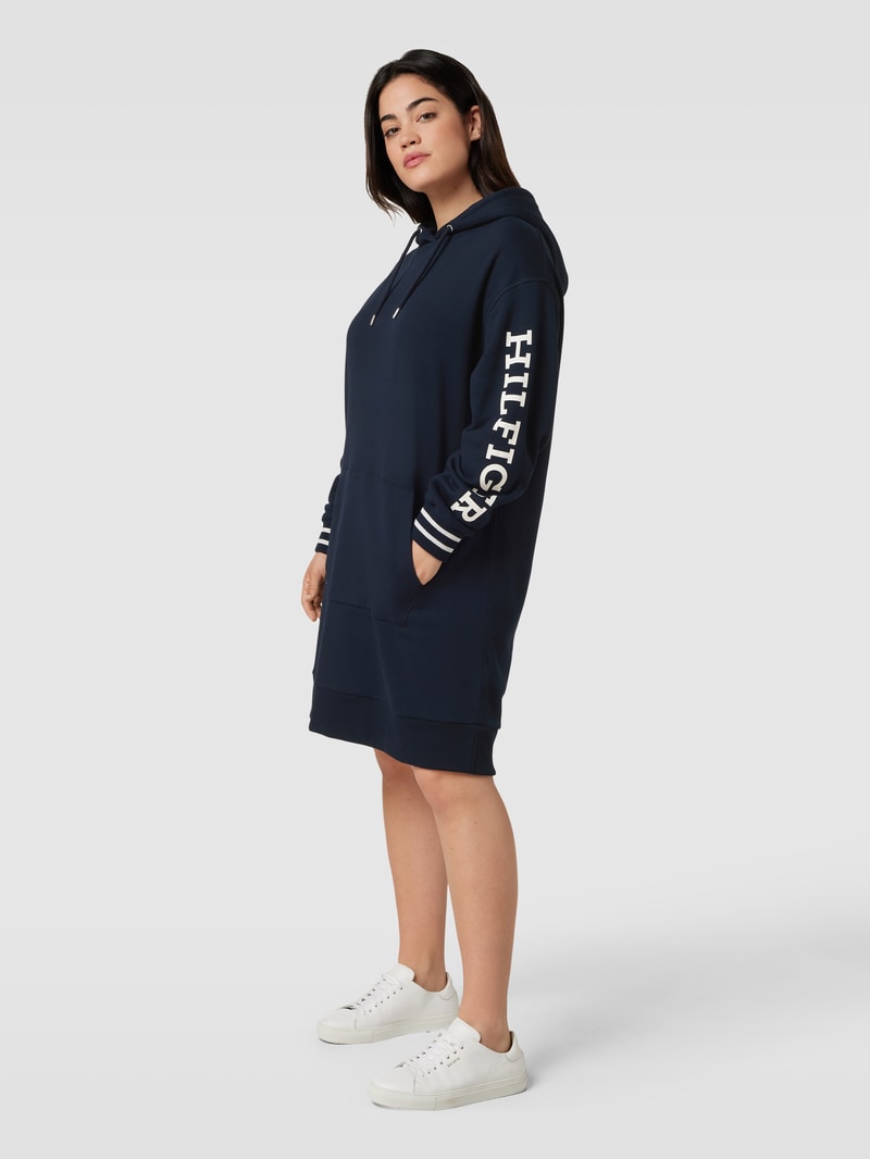 PLUS SIZE Sweatkleid mit Label-Print in marineblau
