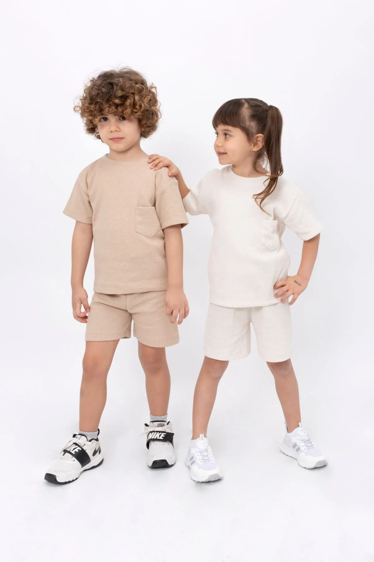 Bubito  Sommer-Baby- und Kinder-Shorts-Set aus Baumwolle mit sichtbaren Taschen und Waffelmuster, Beige, Unisex