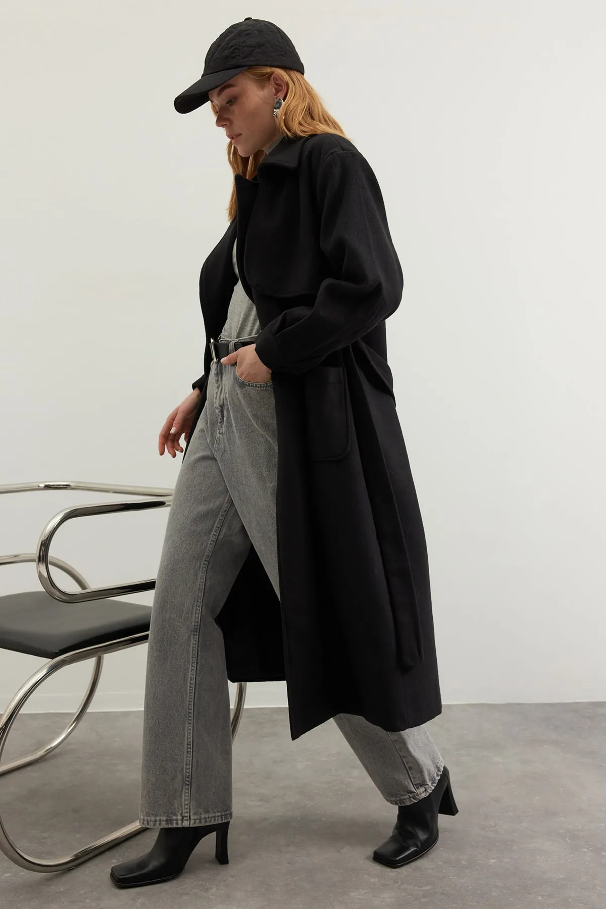 Trendyol Modest  Schwarzer Kaschmirmantel mit Trenchcoatkragen, Gürtel und Futter TCTAW24AB00001
