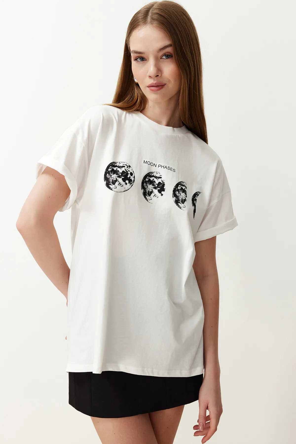 Trendyol Collection  Ecrufarbenes, bedrucktes Boyfriend-Strick-T-Shirt mit Rundhalsausschnitt aus 100 % Baumwolle TWOSS20TS0245