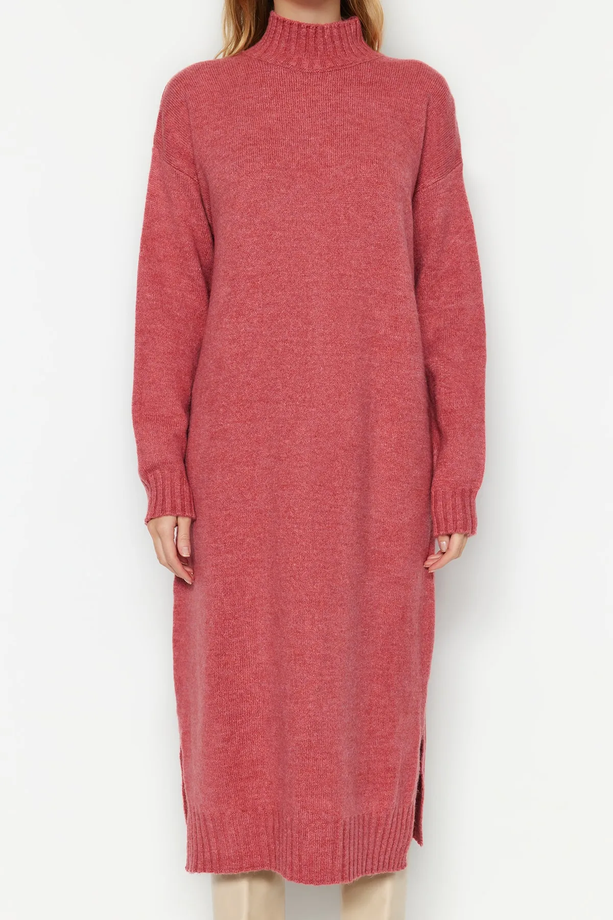 Trendyol Collection  Dusty Rose Wide Fit Midi-Strickkleid mit weicher Struktur und hohem Kragen TWOAW23EL0005