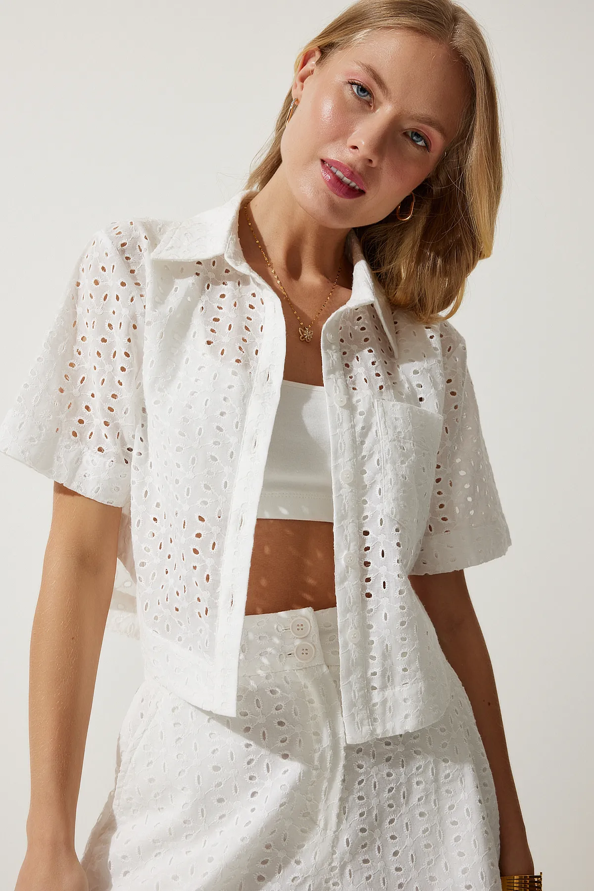 Happiness İstanbul  Weißes, stilvolles, gewebtes Hemd-Shorts-Set mit Wellenkanten für Damen TO00127