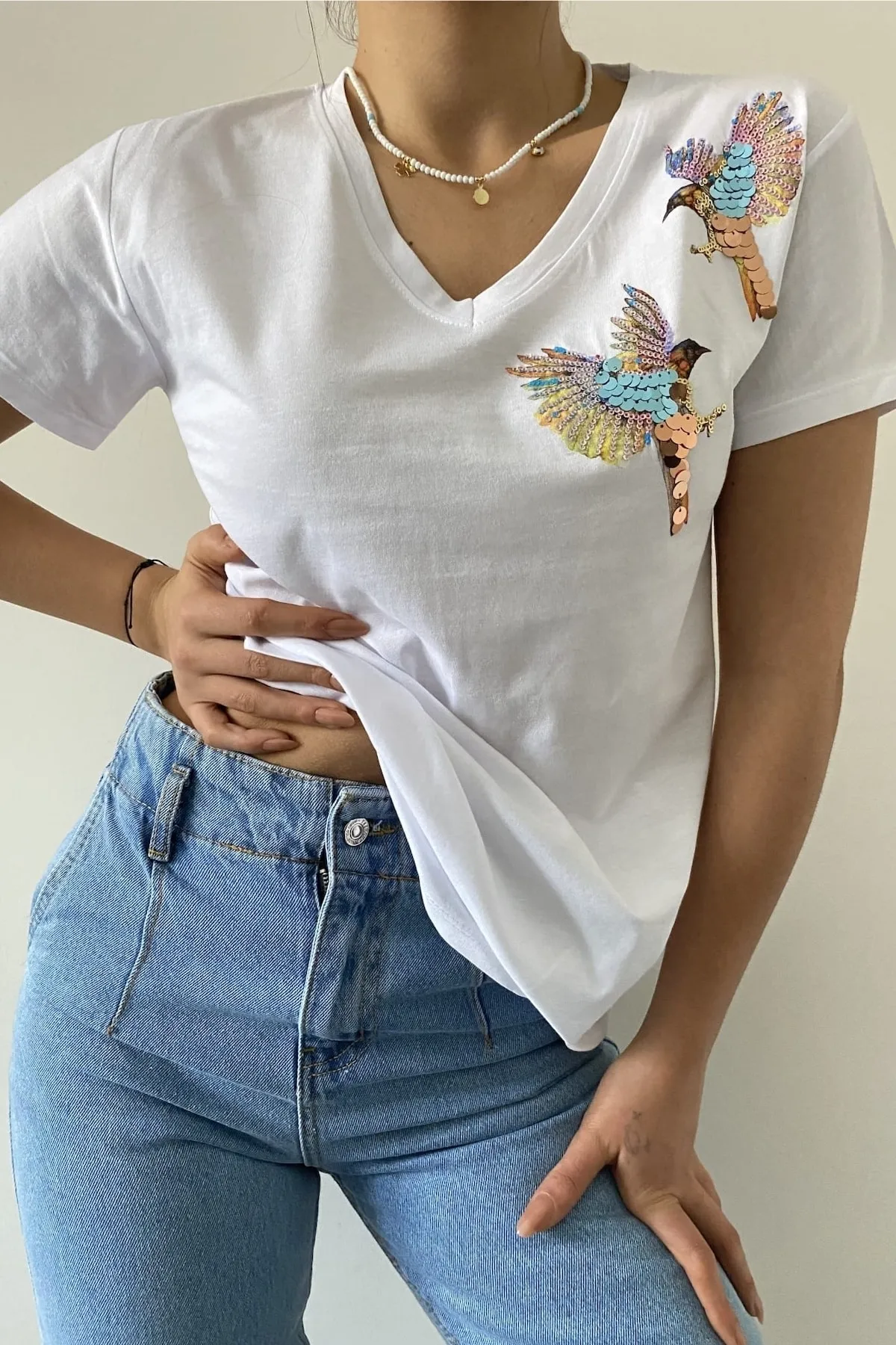 FEMELLE  Weißes T-Shirt für Damen mit V-Ausschnitt, Schulterpartie und Vogel-Pailletten-Stickerei, 100 % Baumwolle