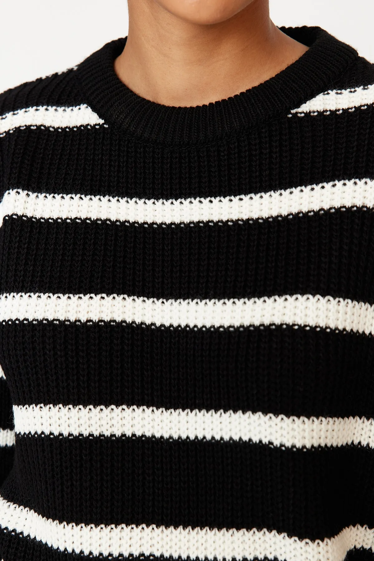 Trendyol Collection  Schwarzer Strickpullover mit weiter Passform TWOAW23KZ00720