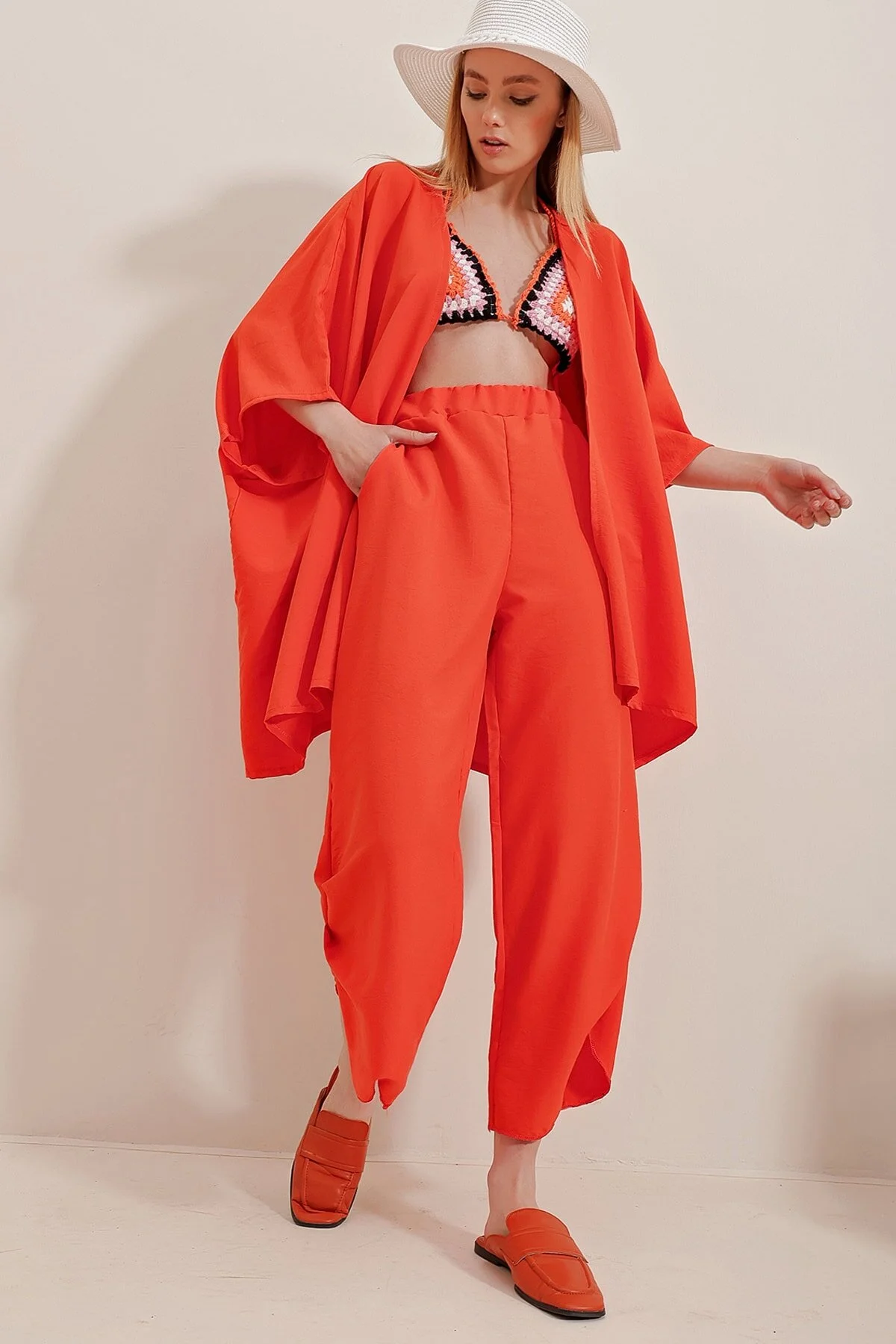 Trend Alaçatı Stili  Oranges Damen-Doppelset aus Hose und Jacke mit Beinschlitz und gleichfarbiger Struktur ALC-752-001