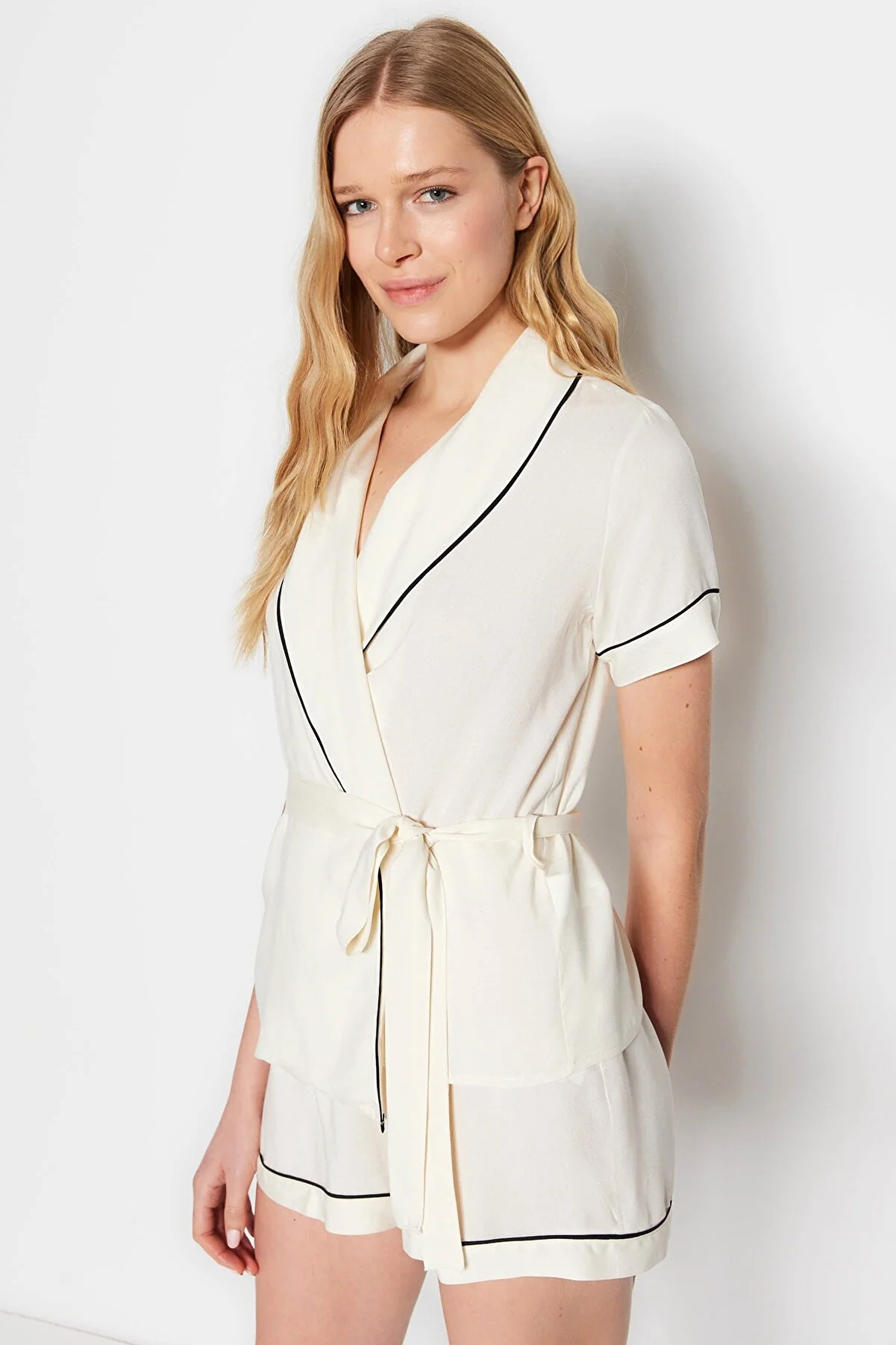Trendyol Collection  Beiges Pyjama-Set aus Viskose mit Hemd und Shorts, mit Gürtel und Paspelierung THMSS23PT00203