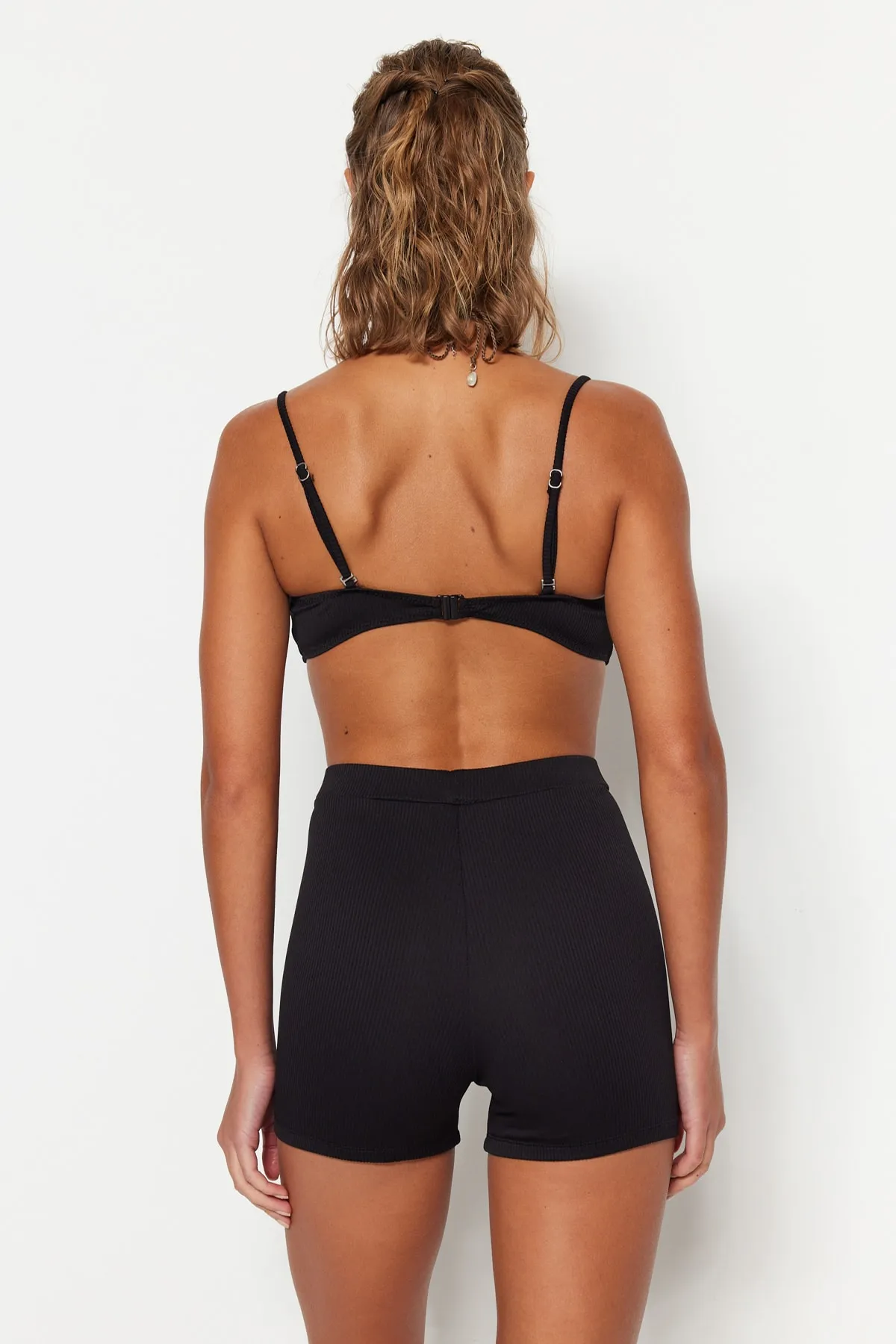 Trendyol Collection  Schwarze strukturierte Bikinihose mit hoher Taille und Shorts TBESS23BA00249