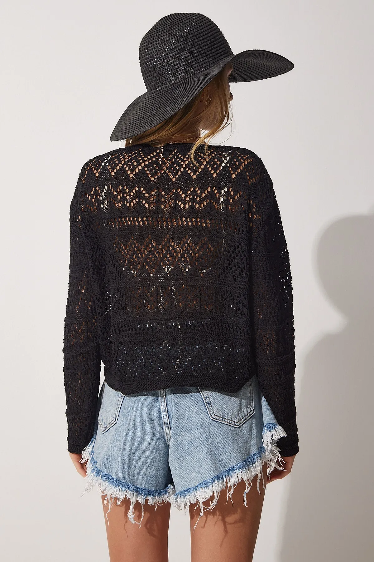 Happiness İstanbul  Geraffte, durchbrochene Strickbluse mit V-Ausschnitt