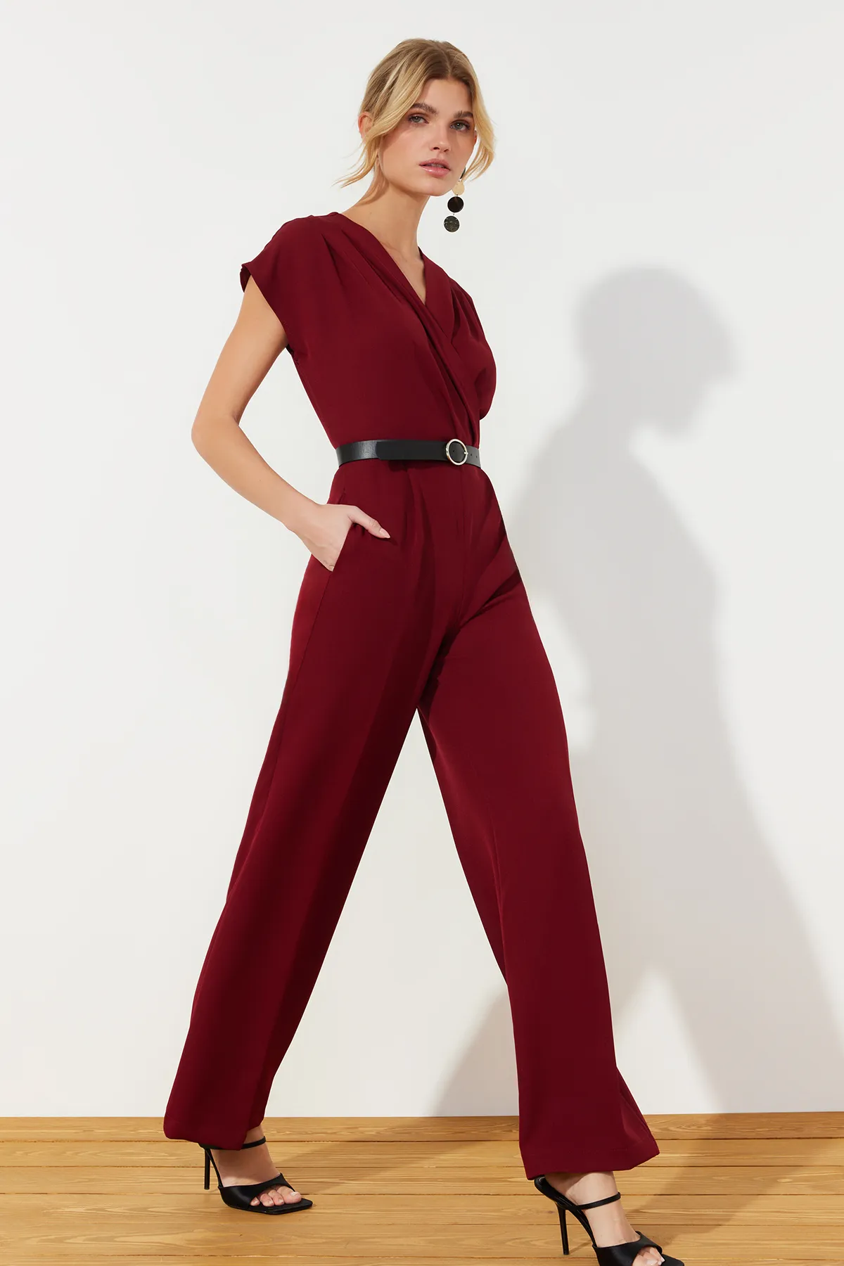 Trendyol Collection  Burgunderfarbener, zweireihiger, gewebter Maxi-Jumpsuit mit Gürtel und Kragen TWOSS21TU0004