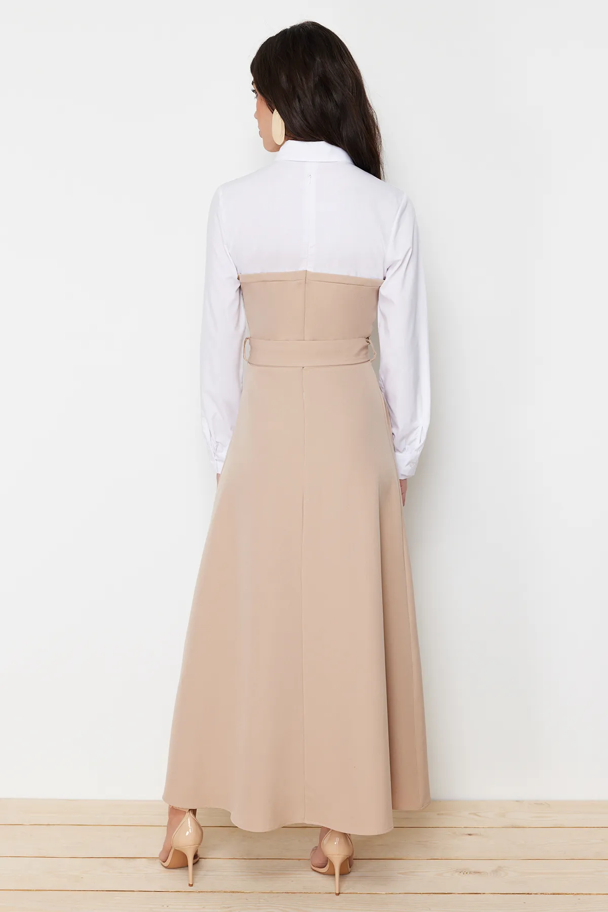 Trendyol Modest  Beigefarbenes Hemdkleid mit Gürtel und detailliertem Webmuster TCTSS24EB00059