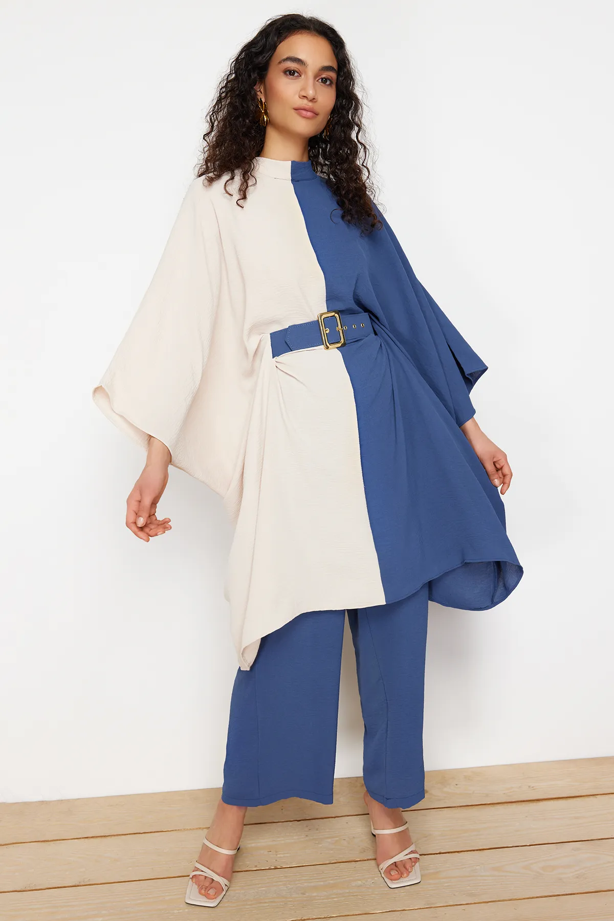 Trendyol Modest  Indigoblauer gewebter Tunika-Hosen-Anzug mit Gürtel und Farbblockierung in der Taille TCTSS23US00046